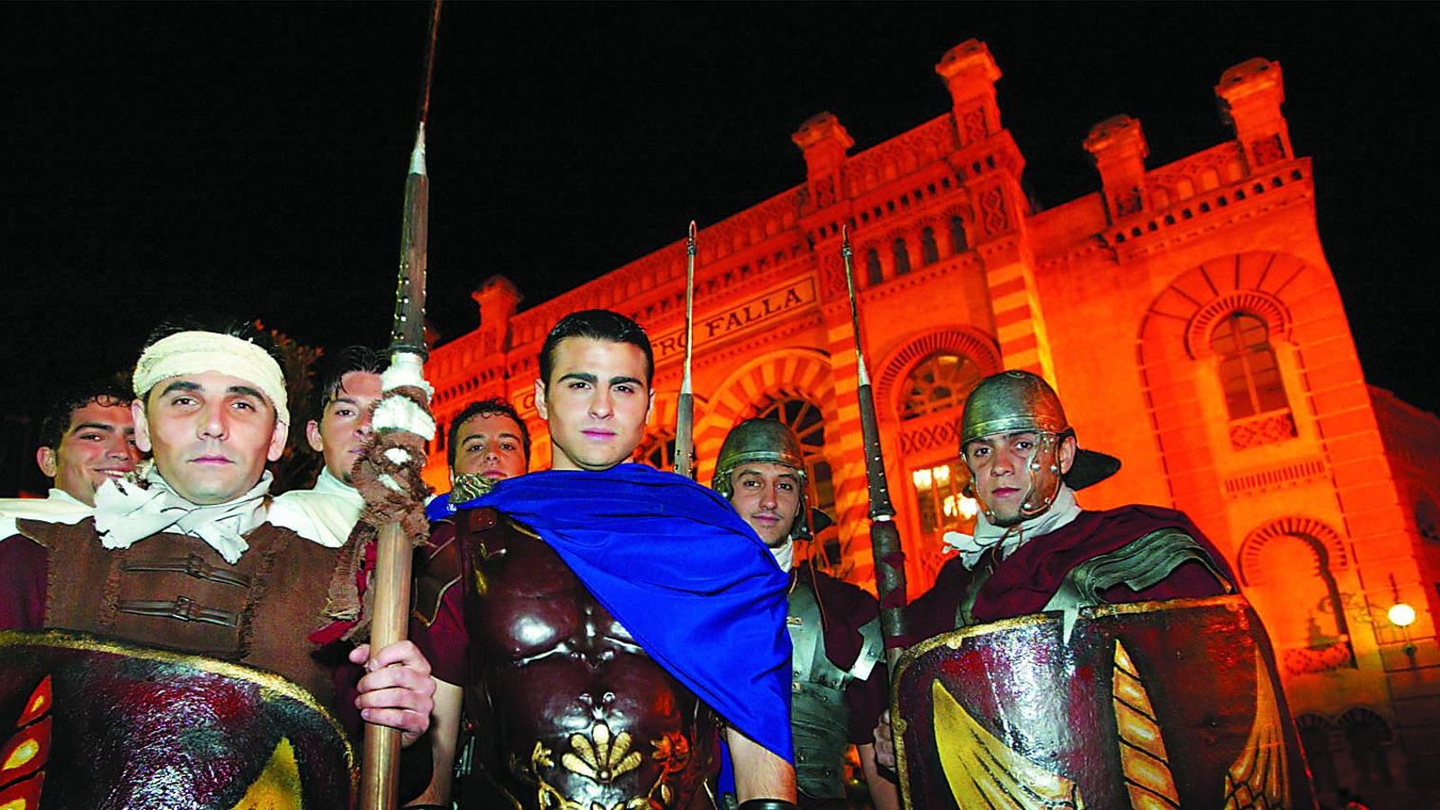 La comparsa 'Gaditanos' (2004) en la plaza de Fragela ante el Falla.