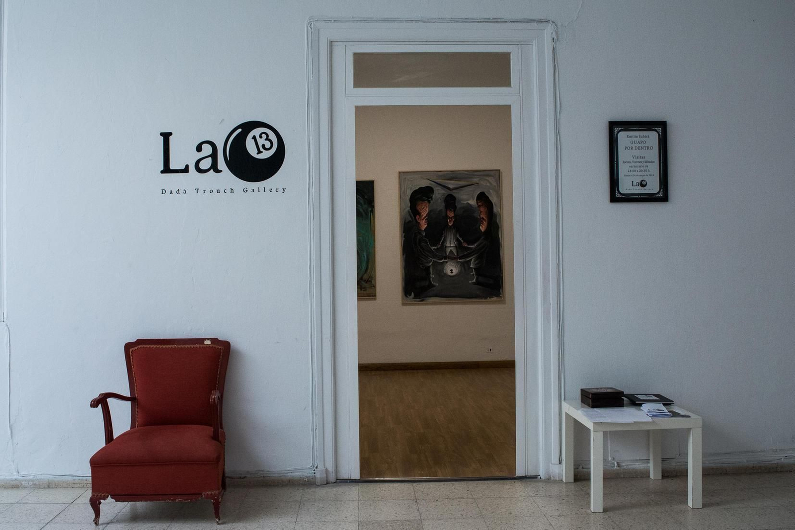 Puerta de acceso al local que ocupa el colectivo de artistas y gestores culturales en la primera planta del edificio de la calle Berdigón.