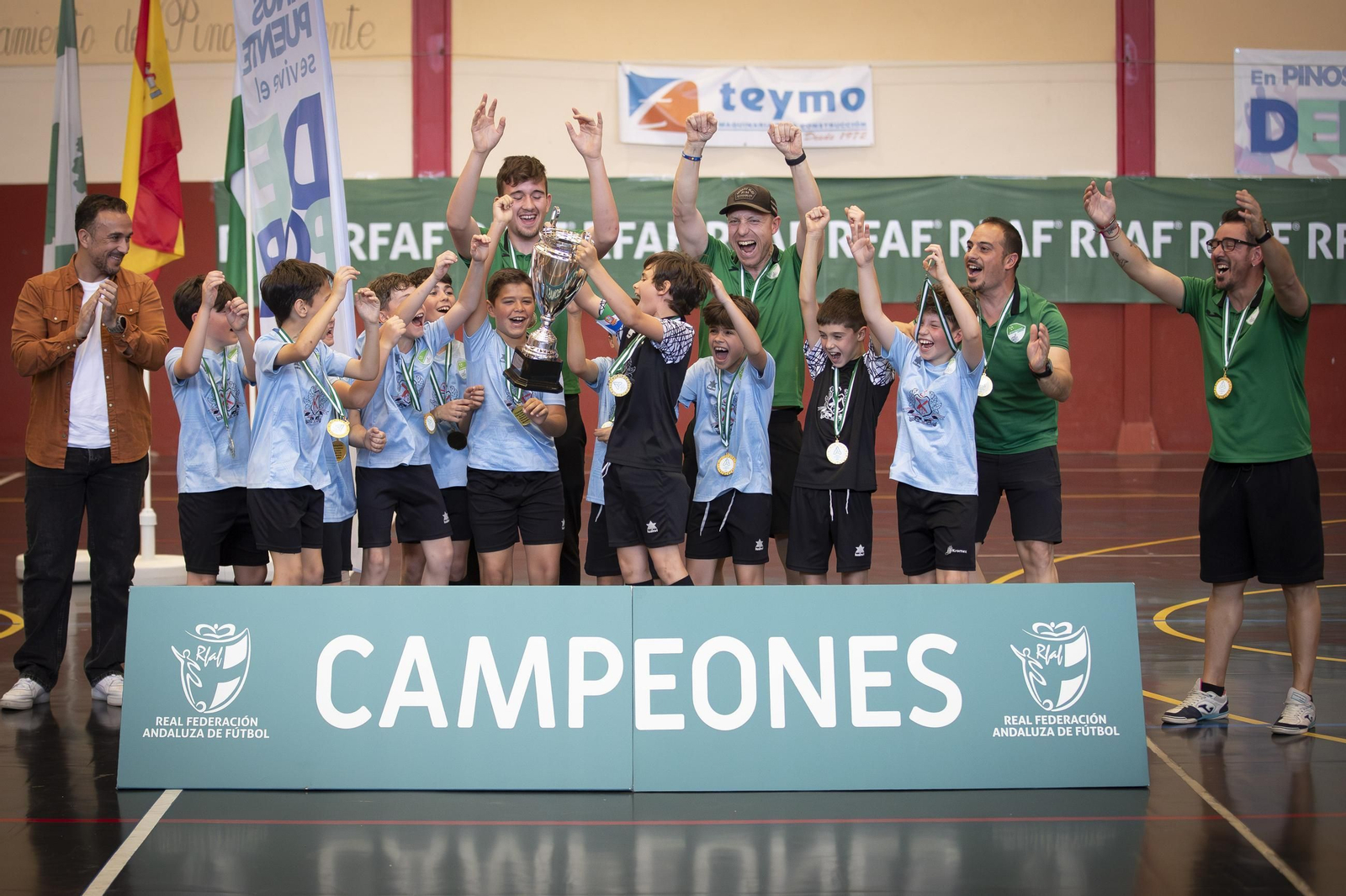 Los jóvenes jugadores celebran el título conseguido.