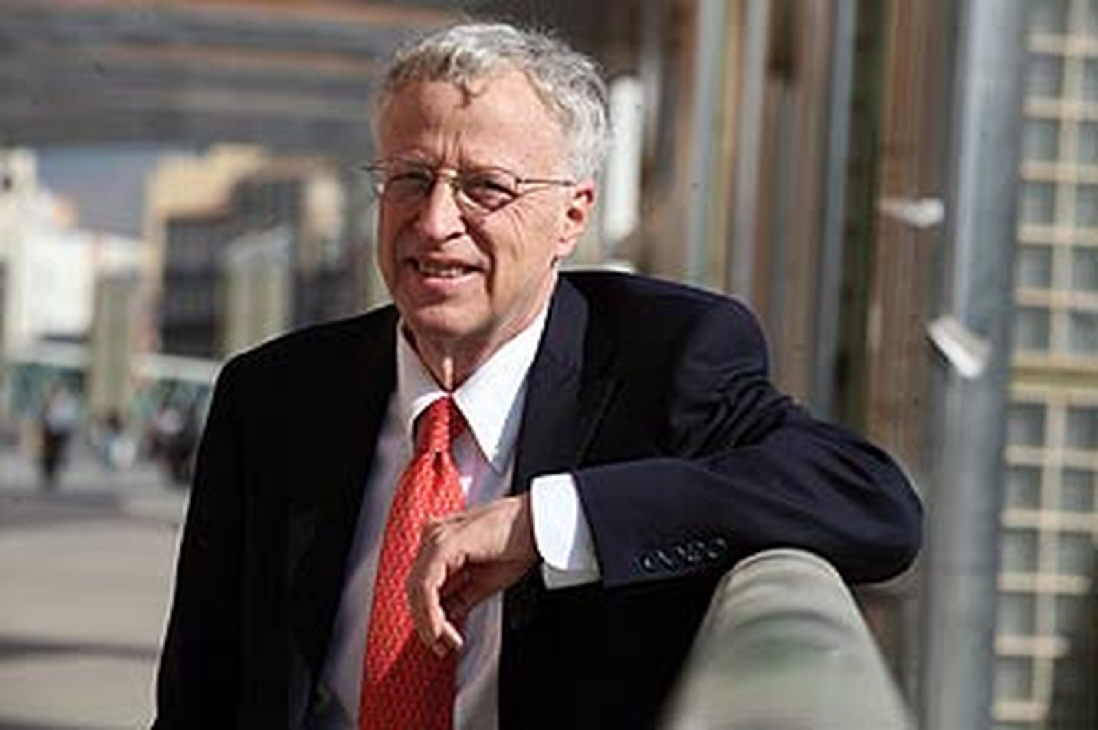 El Nobel de Economía en 2001 cree una "buena política pública" subir los impuestos