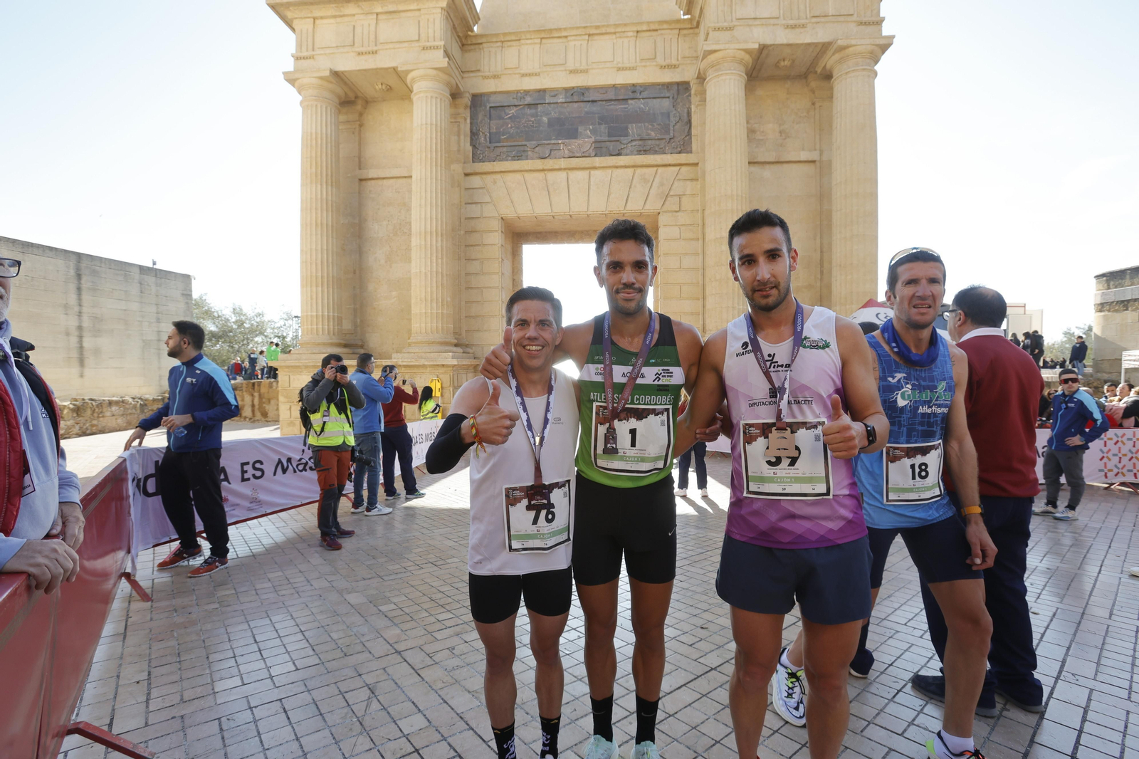 Media Maratón de Córdoba 2023: La gloria de cruzar la Puerta del Puente, en imágenes