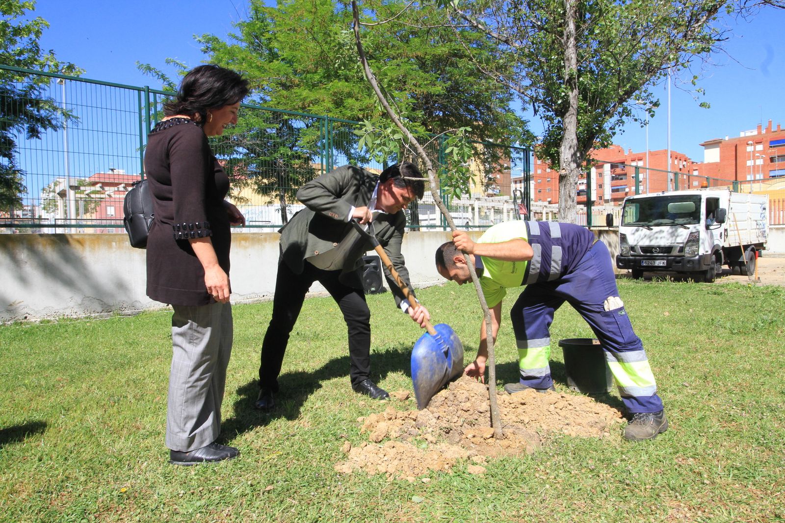 Imágenes de la plantación de árboles llevada a cabo en el colegio Los Rosales, con motivo del incendio del año pasado