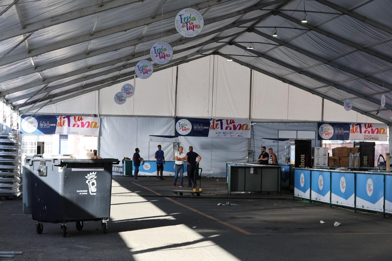 Montaje de la carpa para la Feria de la Tapa.
