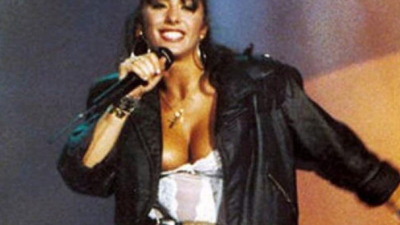 Momento en que a la cantante se le sale el pecho derecho durante su actuación en 1987.