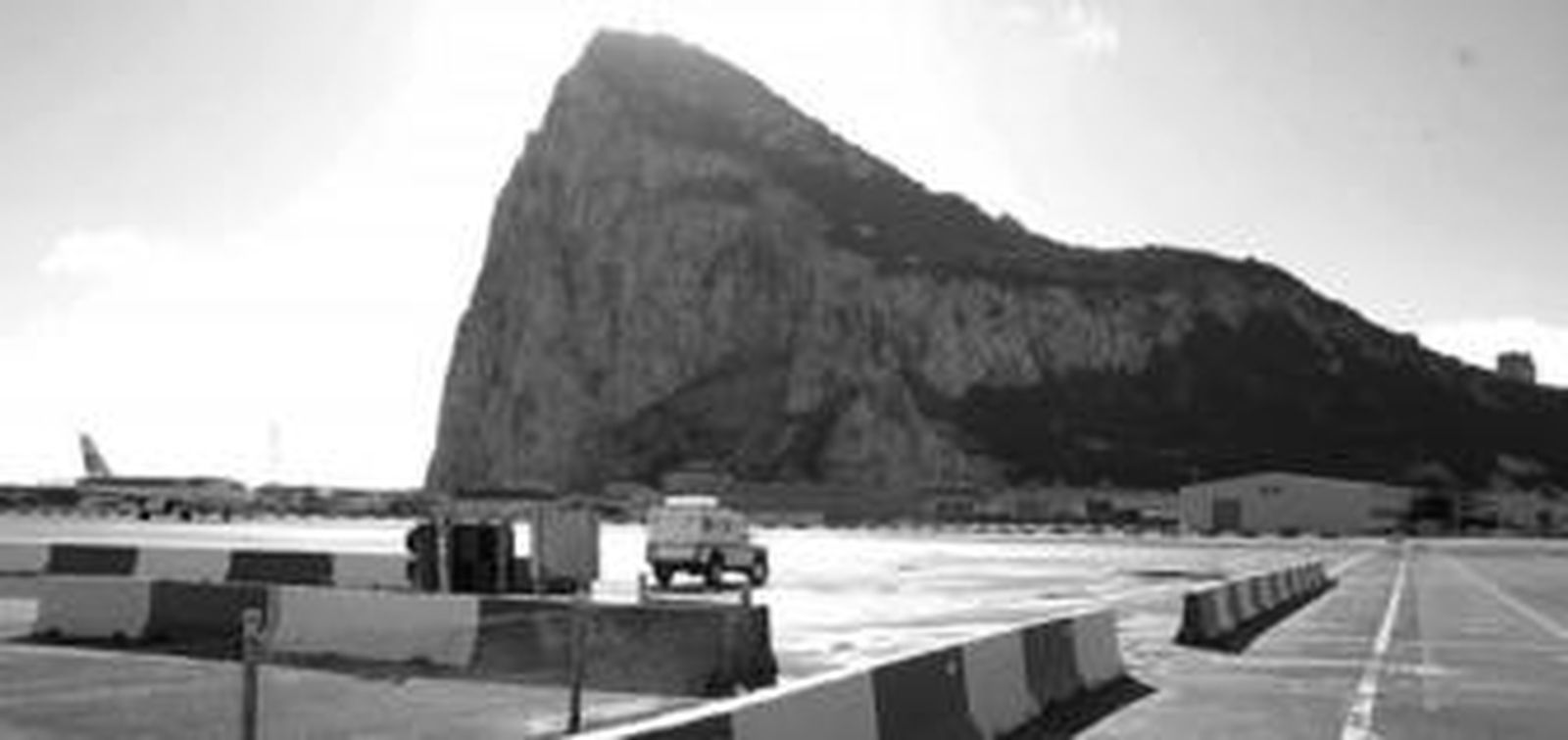 Un avión de Iberia aterriza en el aeropuerto de Gibraltar.