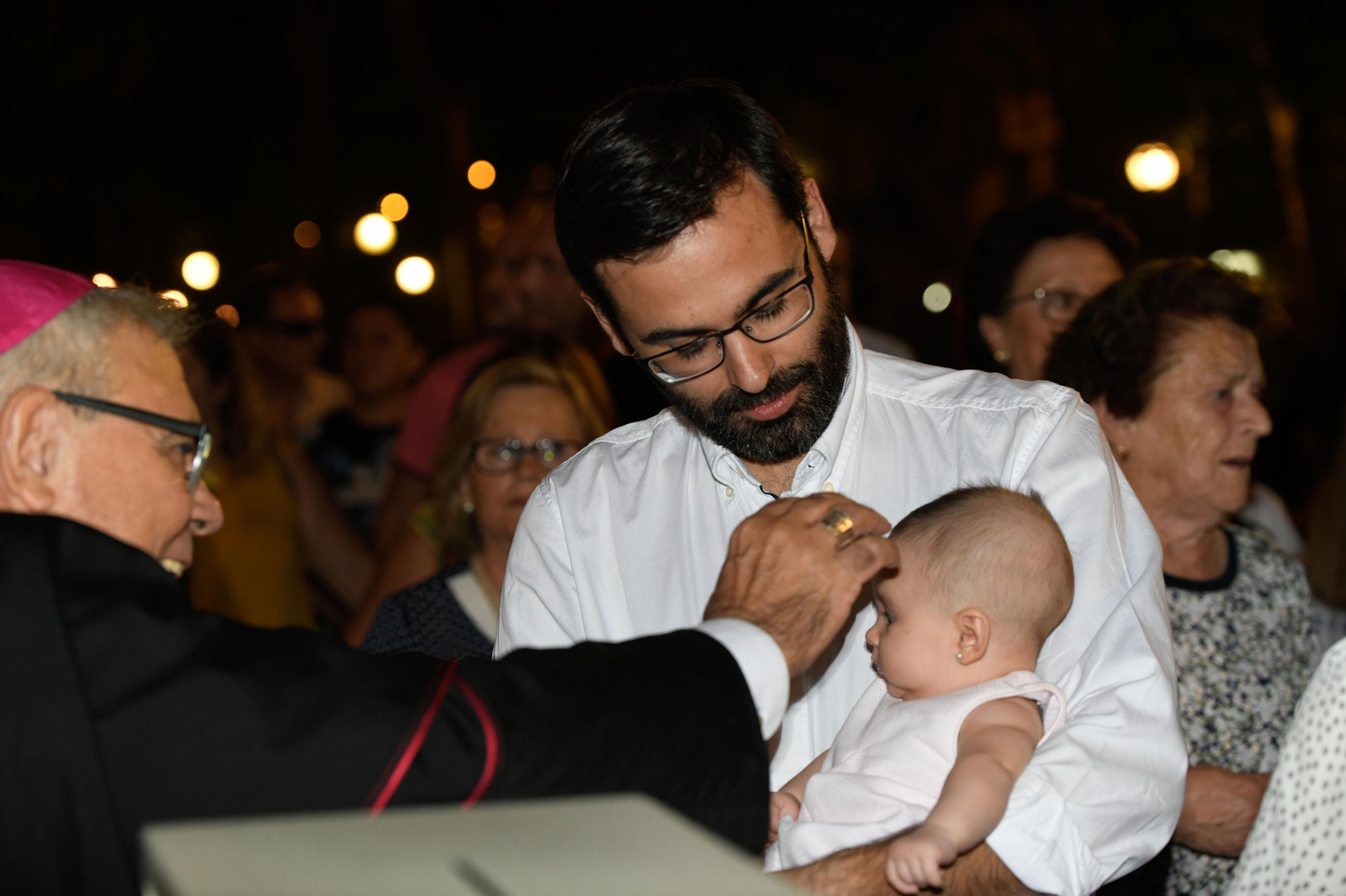 La Ofrenda floral a la Virgen de las Angustias, en imágenes