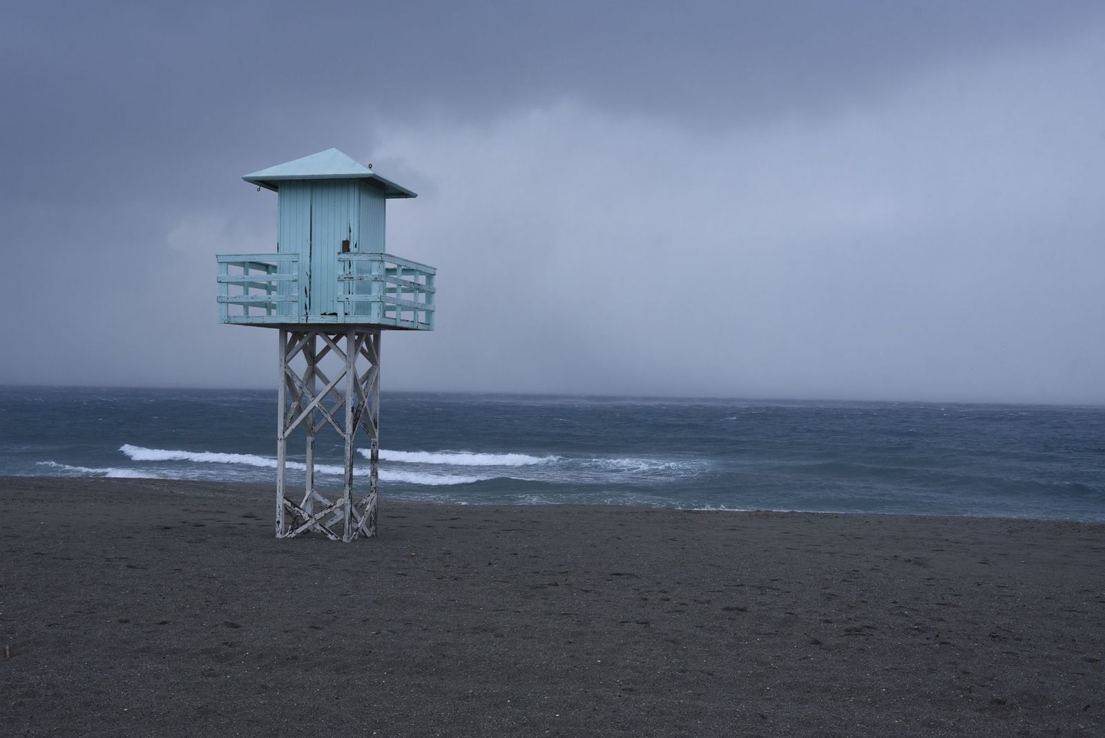 Joseph se deja ver en La Línea: imágenes del temporal desde la costa