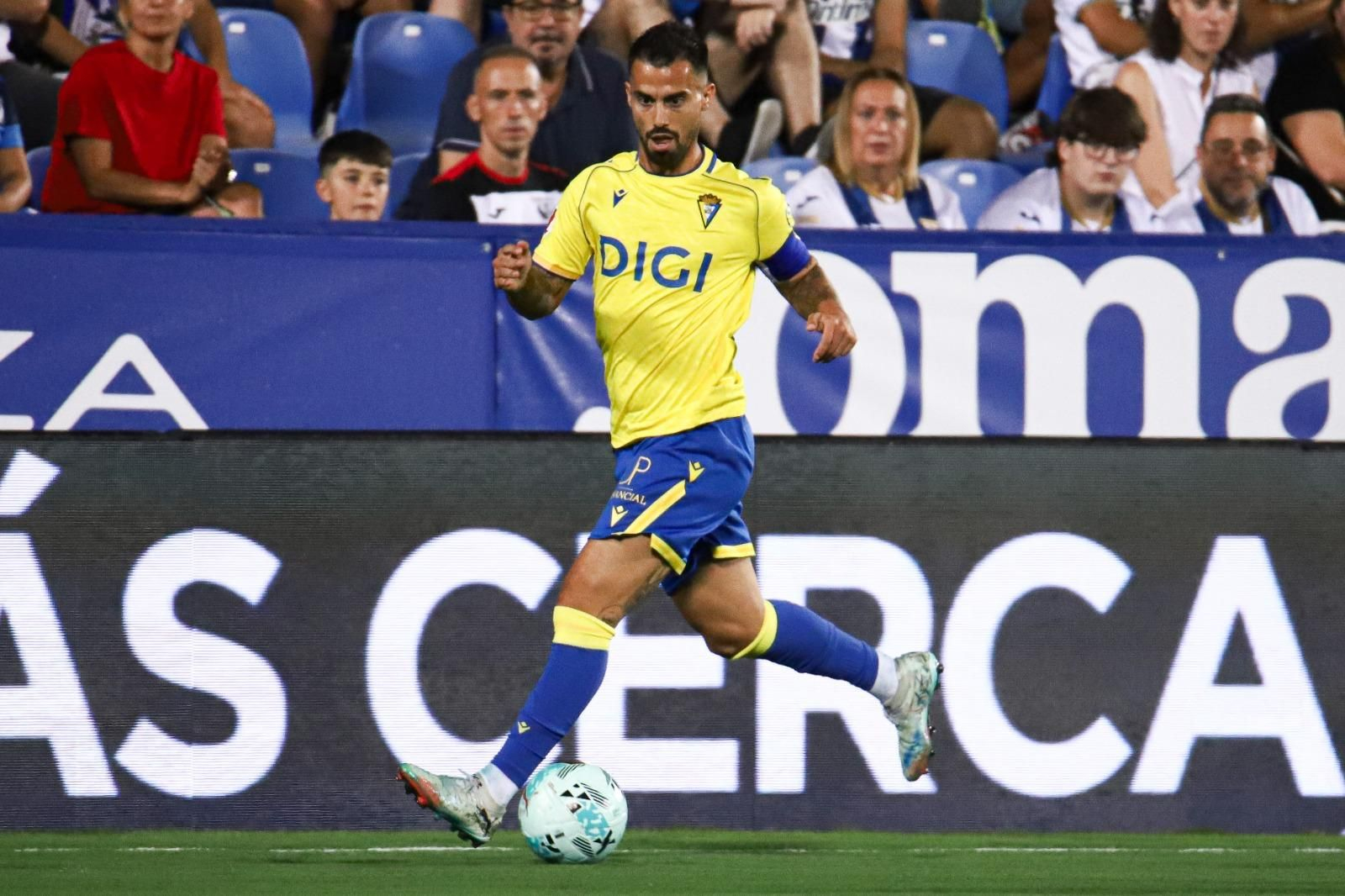 Suso controla el balón.