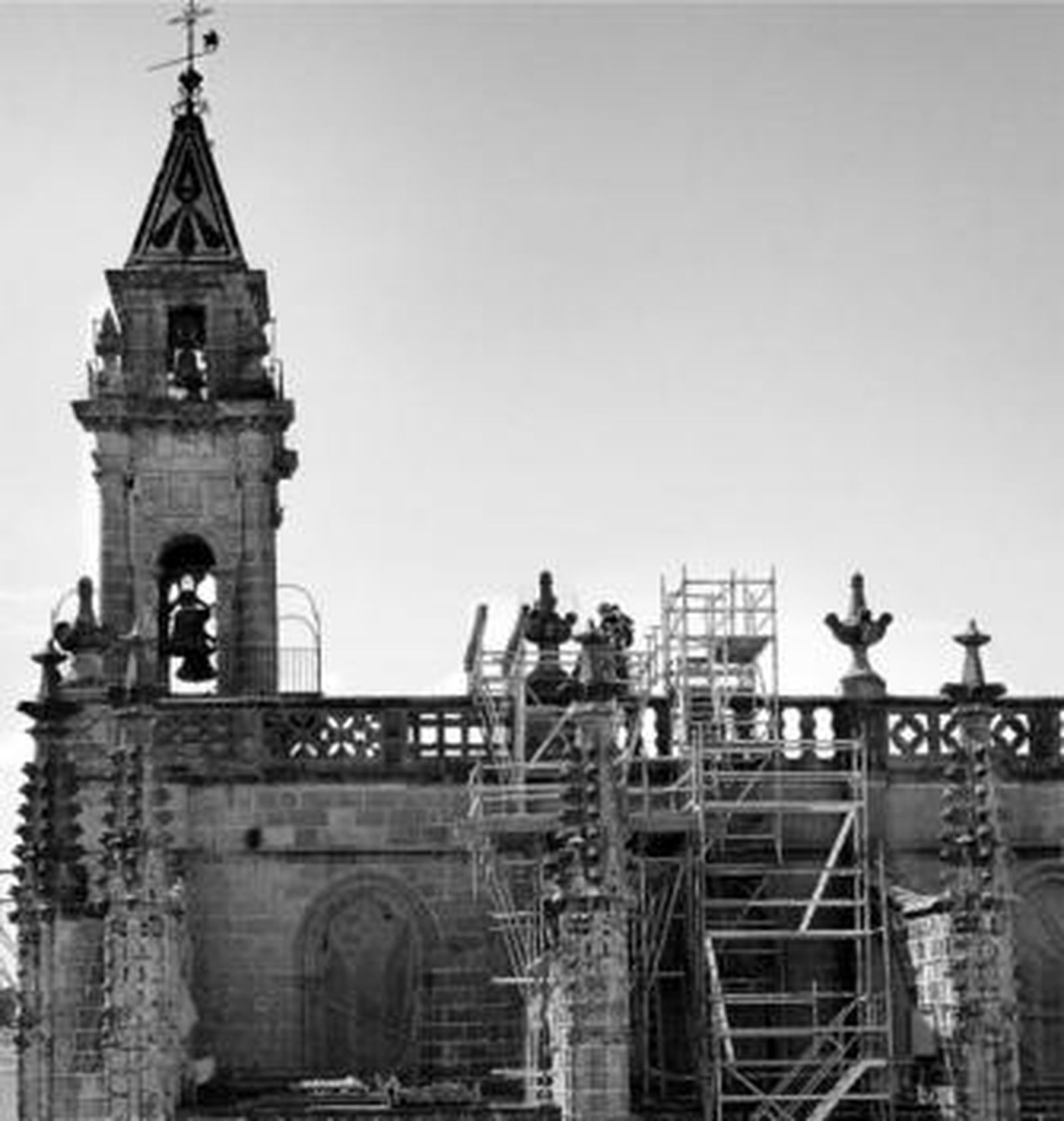 Aspecto exterior de Santiago, con el andamiaje para reparar sus bóvedas.