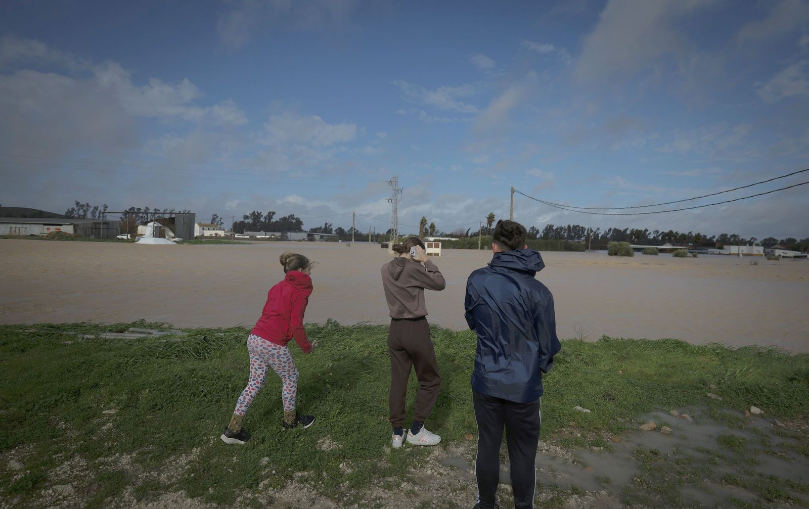 El campo, completamente anegado y con un transformador eléctrico en mitad de la laguna.