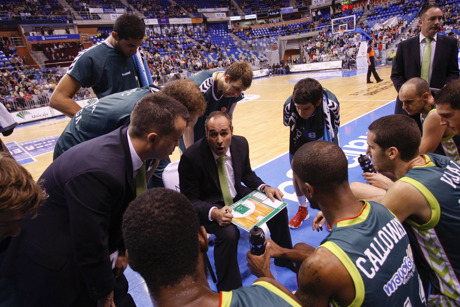 Curro Segura, da instrucciones a los jugadores del Unicaja durante su etapa en Málaga.