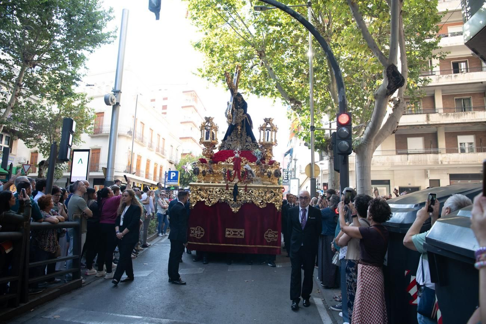 El pueblo de Jaén abraza con solemnidad a El Abuelo en la Magna, en imágenes