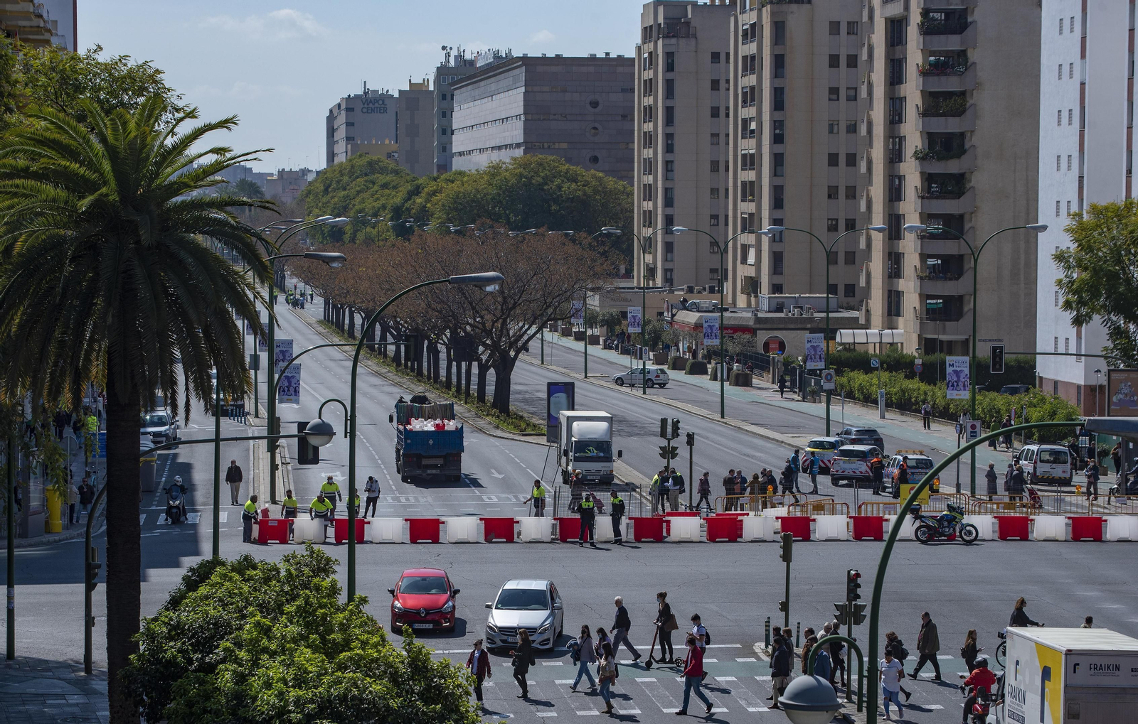 Corte de tráfico en la avenida de San Francisco Javier antes de la tala del arbolado de la mediana.