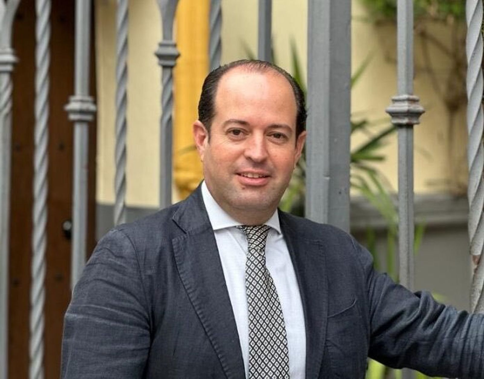 Es el actual teniente hermano mayor en la Junta de Nicolás Ollero