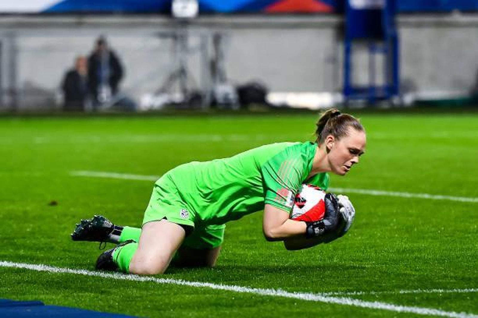Zala Meršnik bloca el balón durante un encuentro.