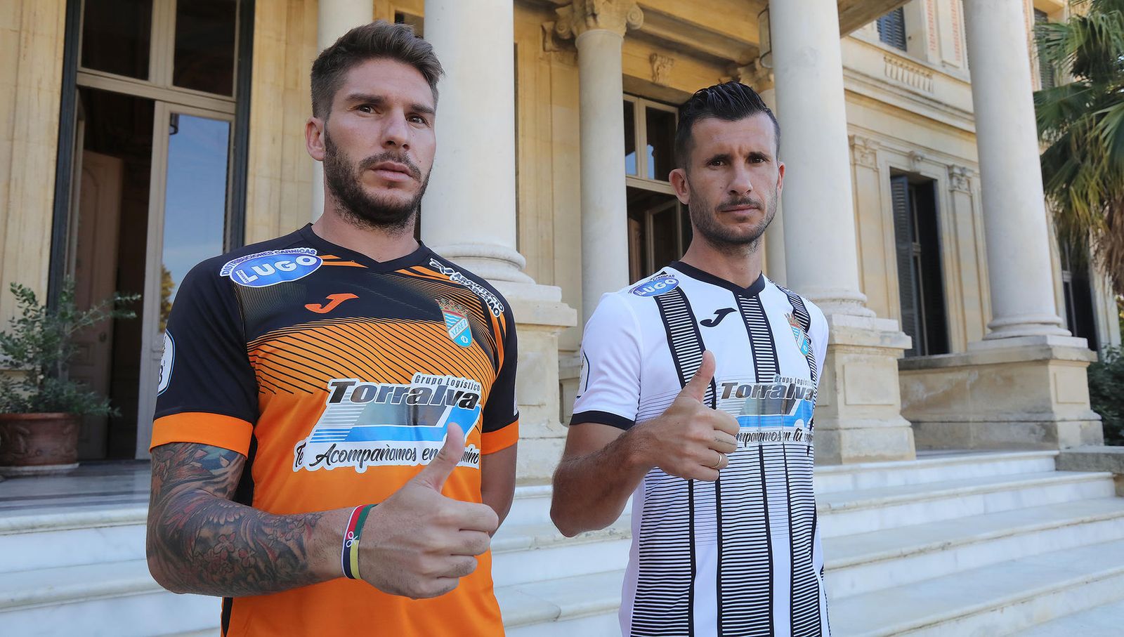 Álex Colorado y Lolo Garrido, con las nuevas camisetas del Xerez CD.