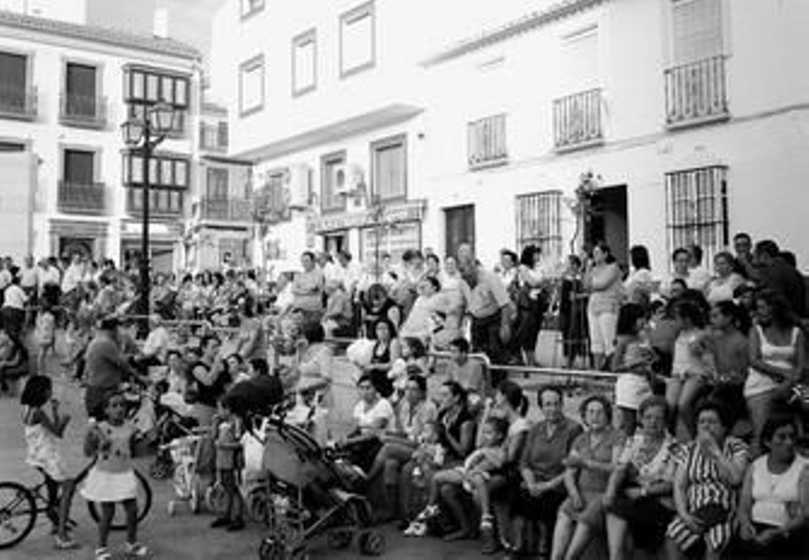 Una protesta de vecinos de Teba para exigir médico las 24 horas.