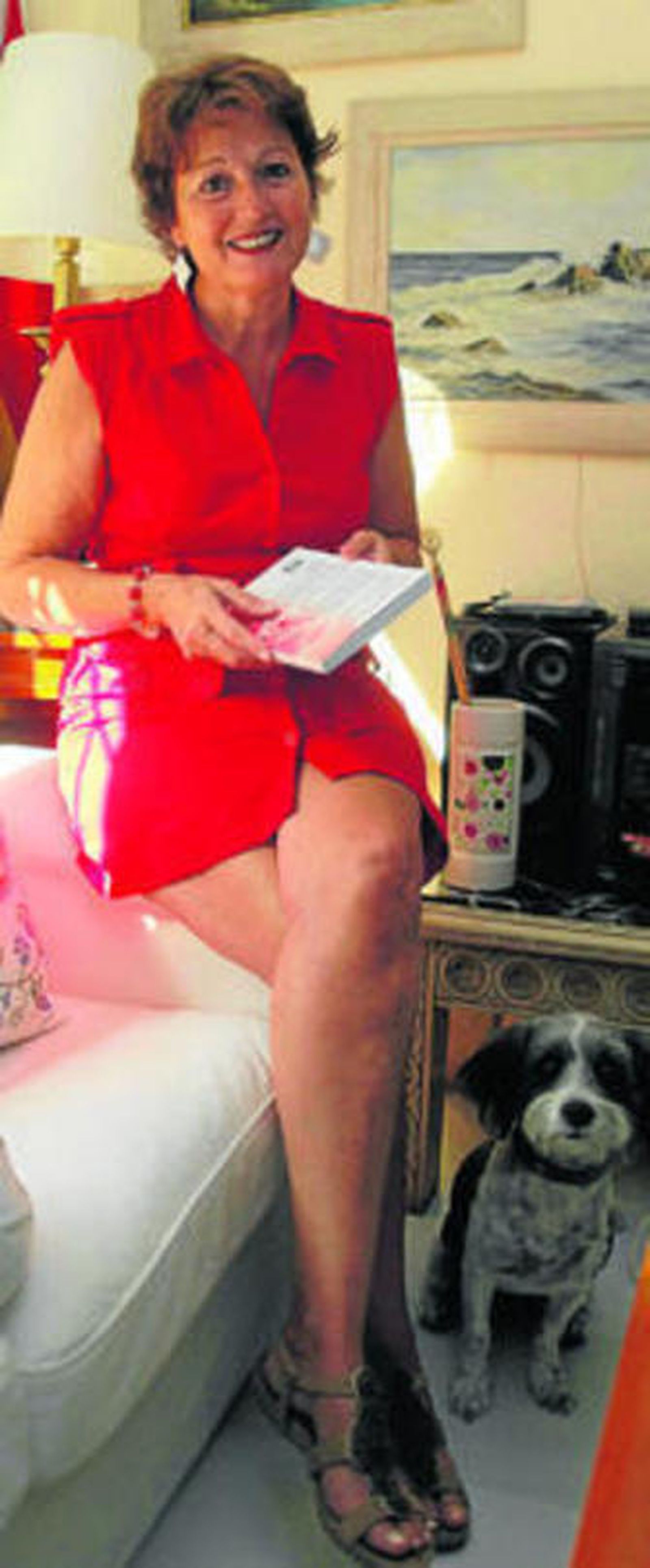 María Luisa Blandón, en su casa, junto a su perro 'Nana'.