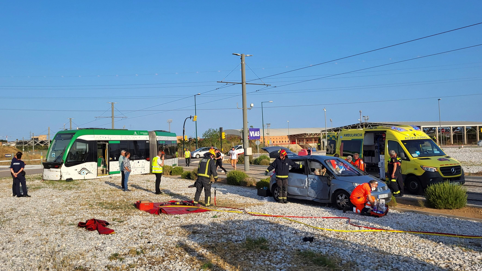 Las fotos del accidente entre el Metro de Málaga y un coche en El Cónsul