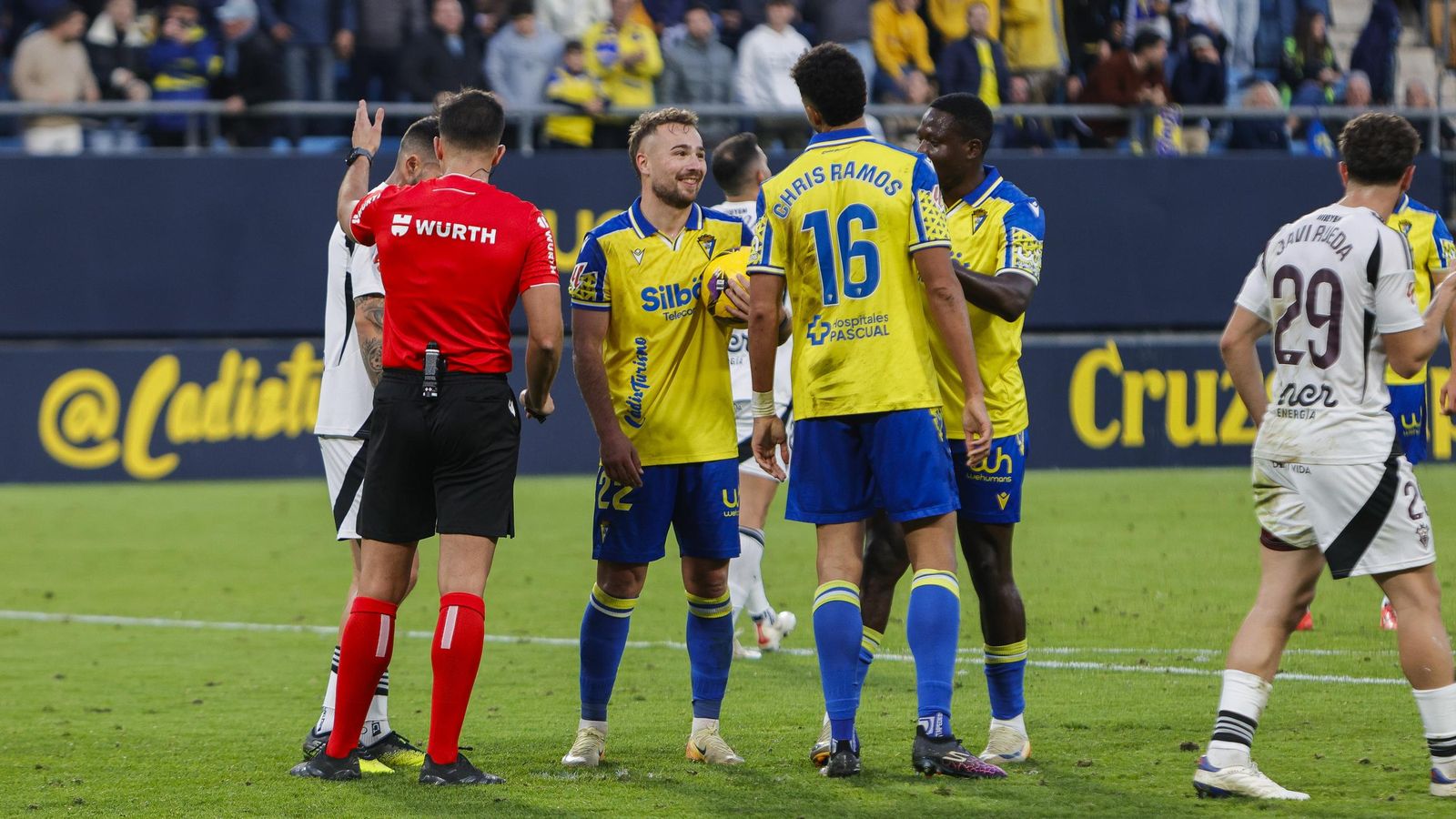 Búscate entre las fotos del partido de fútbol Cádiz CF - Albacete Balompié