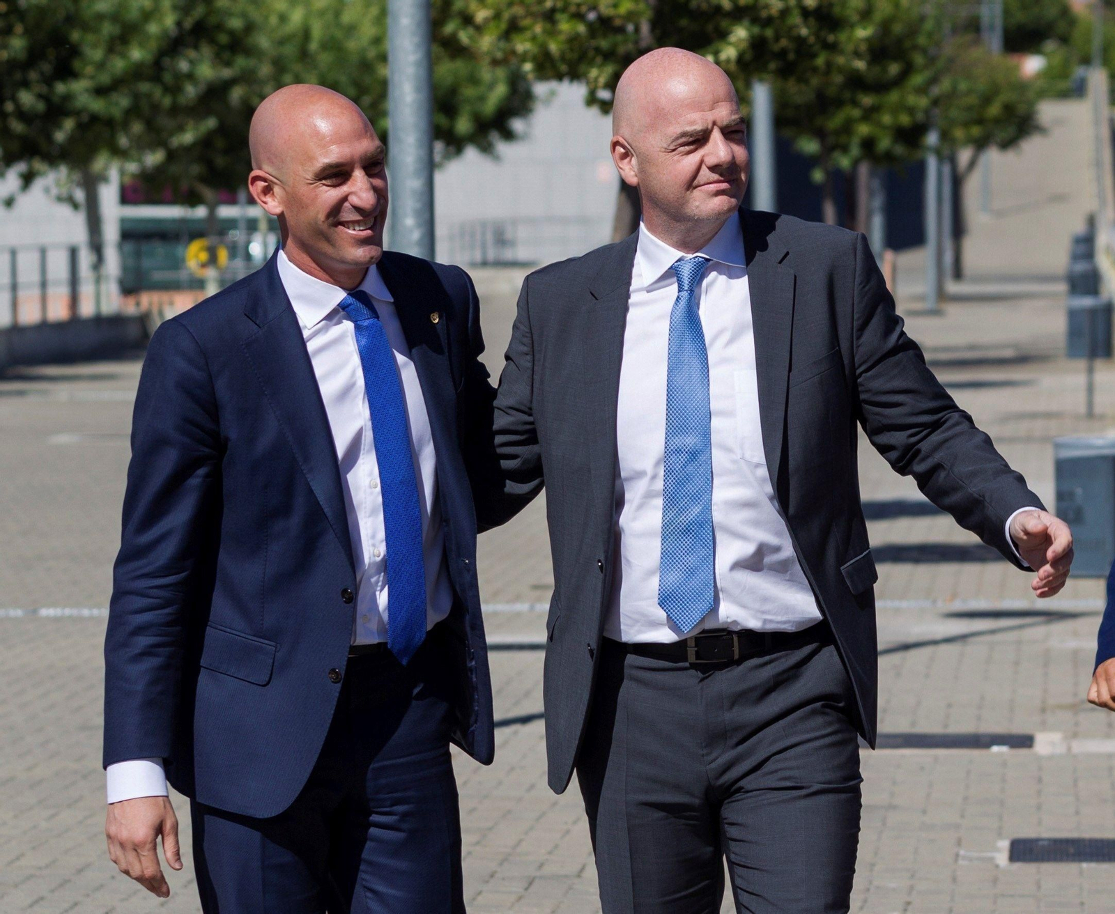 Luis Rubiales sonríe en un acto con Gianni Infantino, presidente de la FIFA.