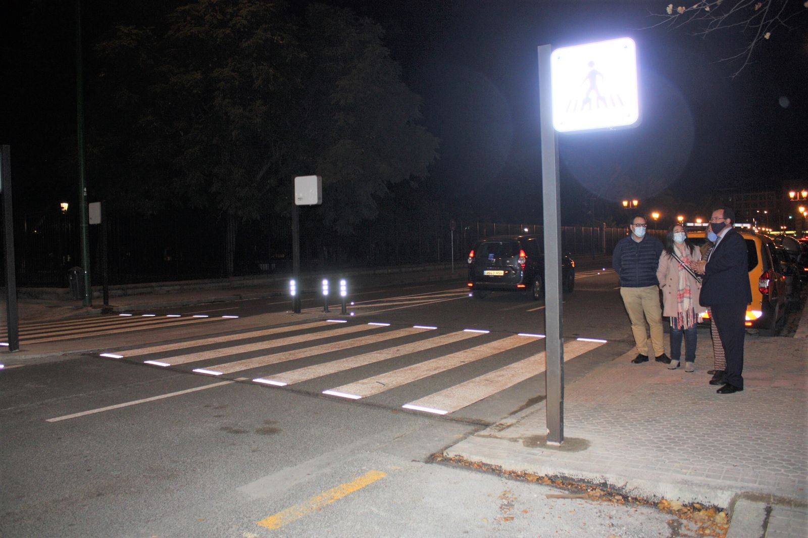 El delegado de Gobernación Juan Carlos Cabrera y el director de Movilidad  José Santiago Lorenzo supervisan el nuevo paso de peatones de la Buhaira en horario nocturno.