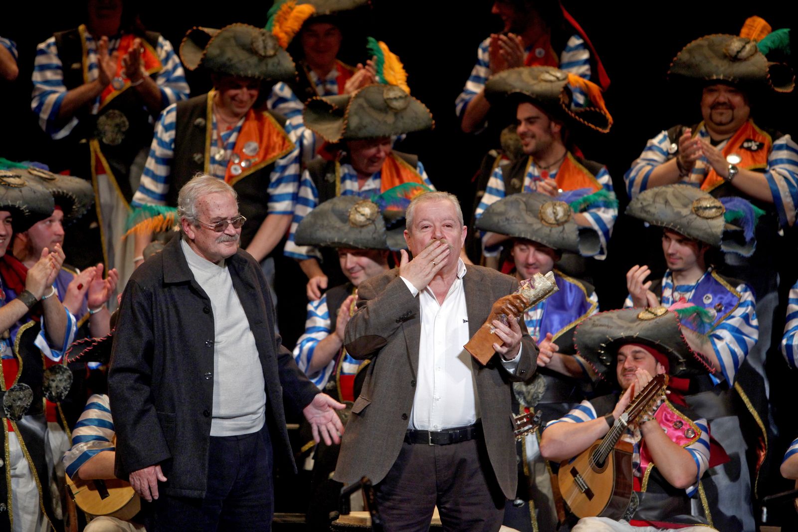 Con el coro 'Los cabrones' recibiendo el premio.