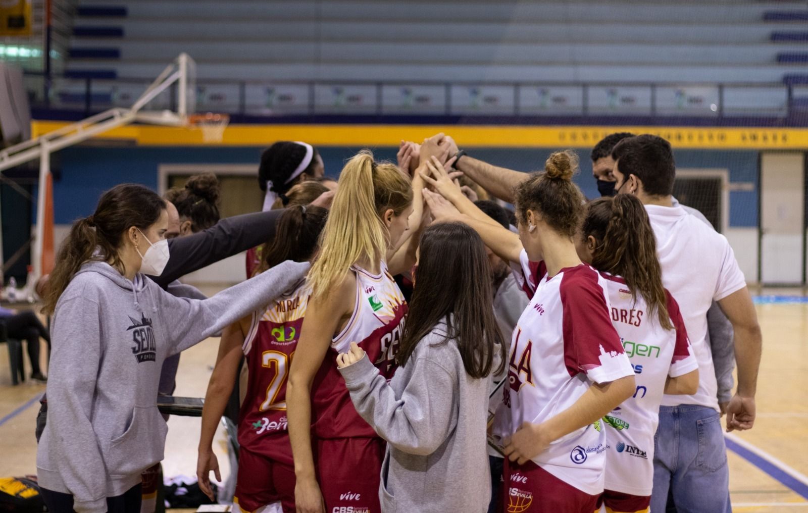 Las jugadoras del Tecnigen hacen un corro en un partido.