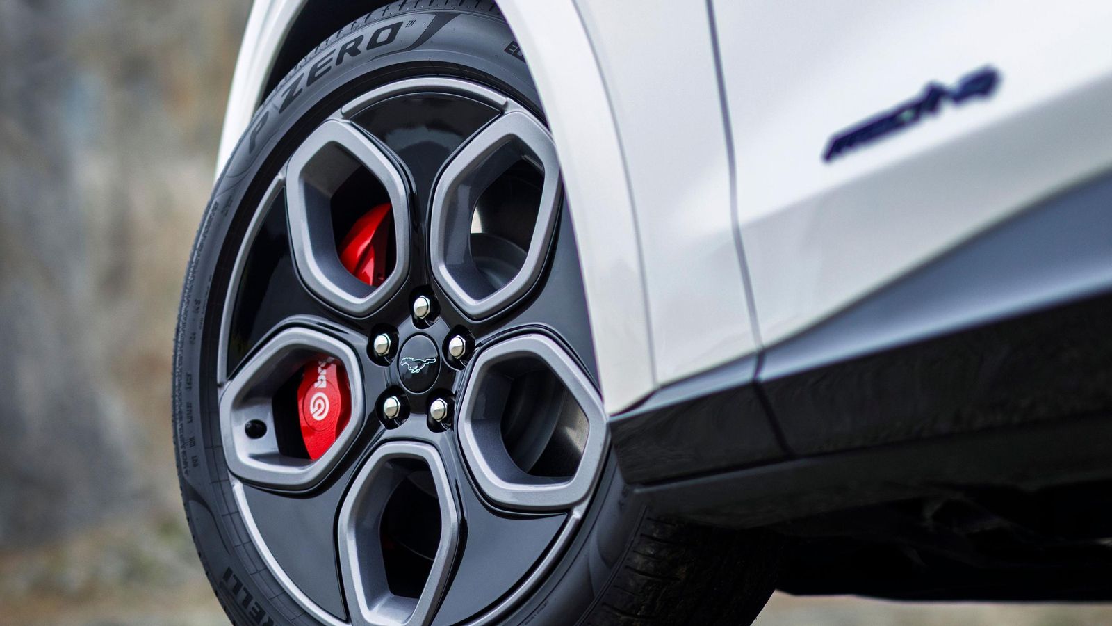 Las llantas están entre los elementos que marcan las diferencias de esta versión especial del Mustang Mach-E.