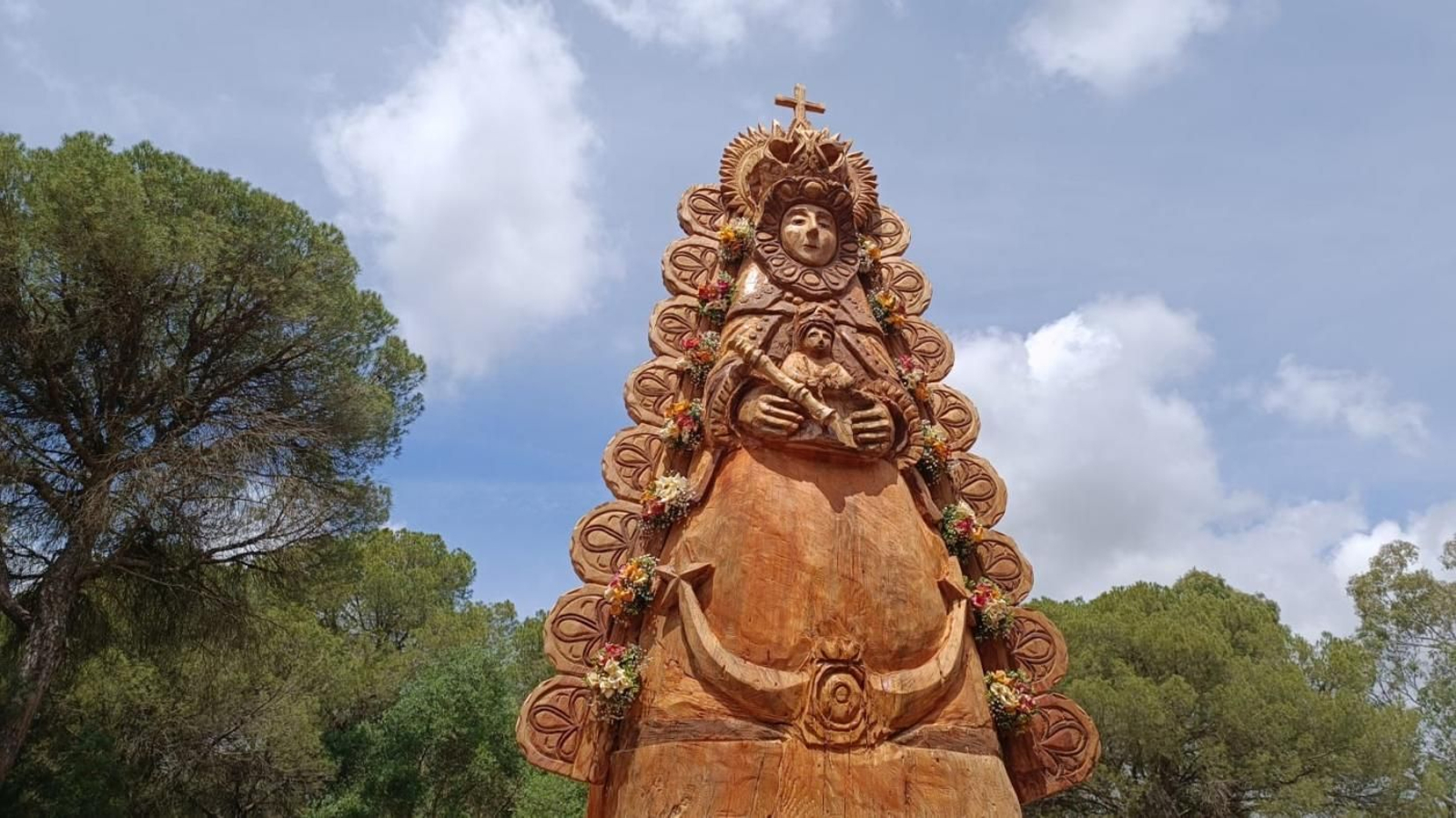 ¿Sabías que la Virgen del Rocío luce tallada en un árbol histórico cerca de la aldea?