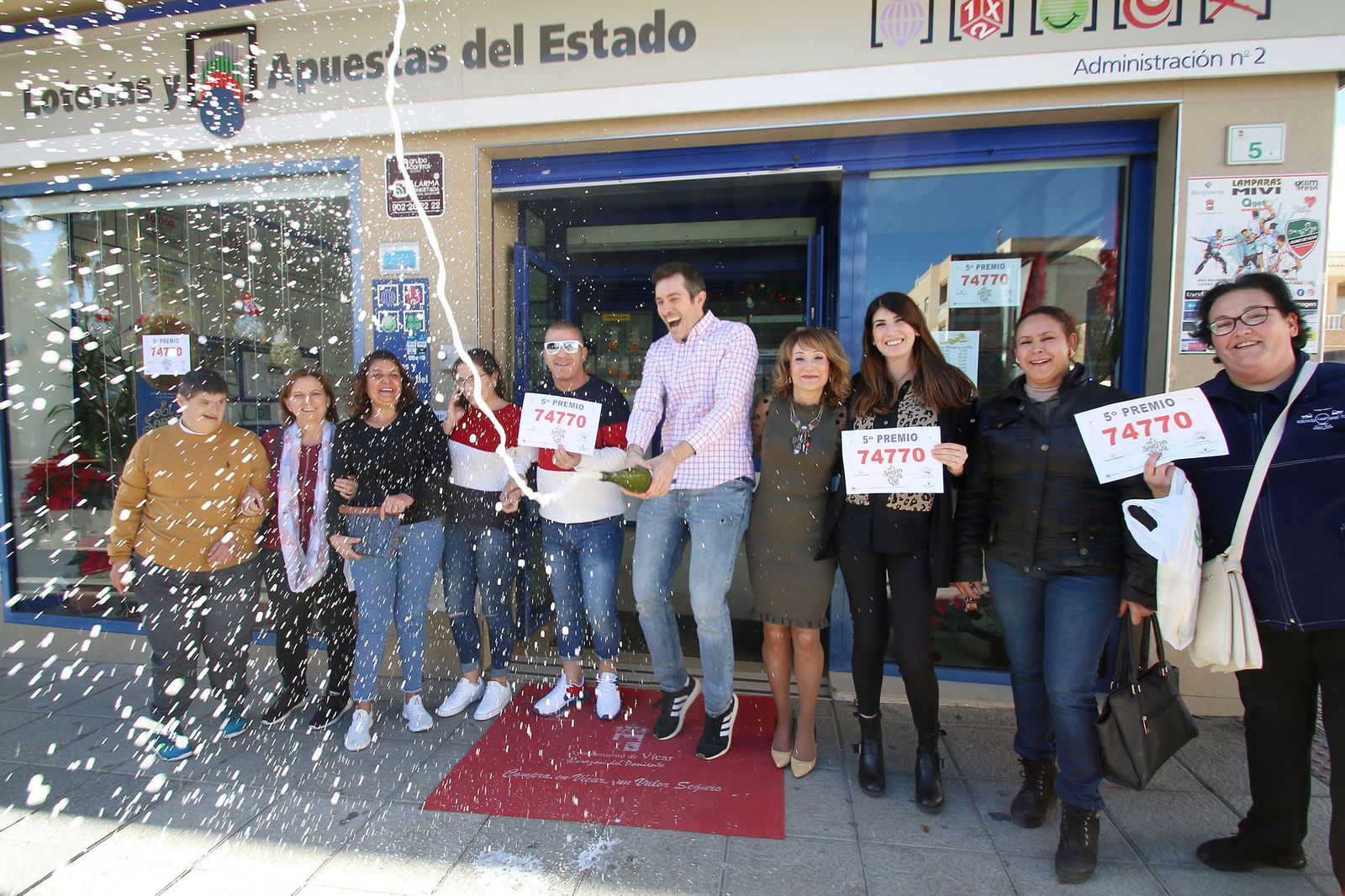 Las imágenes de los premios de la Lotería de Navidad en Roquetas, Vícar y Almería
