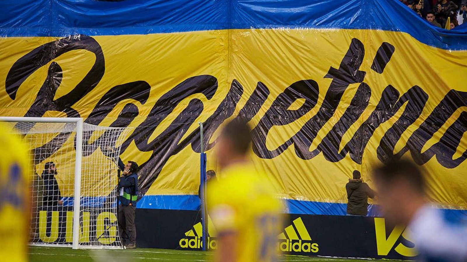 El homenaje de la grada a Fernando Orgambides 'Baguetina'.