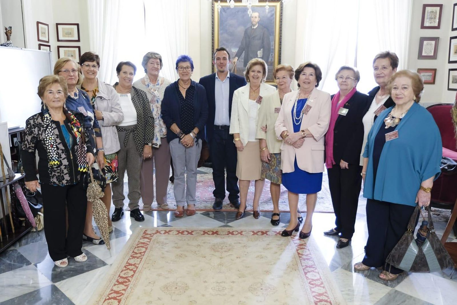 El alcalde José María González y la concejala Ana Camelo con la presidenta de Amas de Casa, Ana María Ahumada, y un grupo de socias, durante la recepción en el Ayuntamiento de Cádiz.