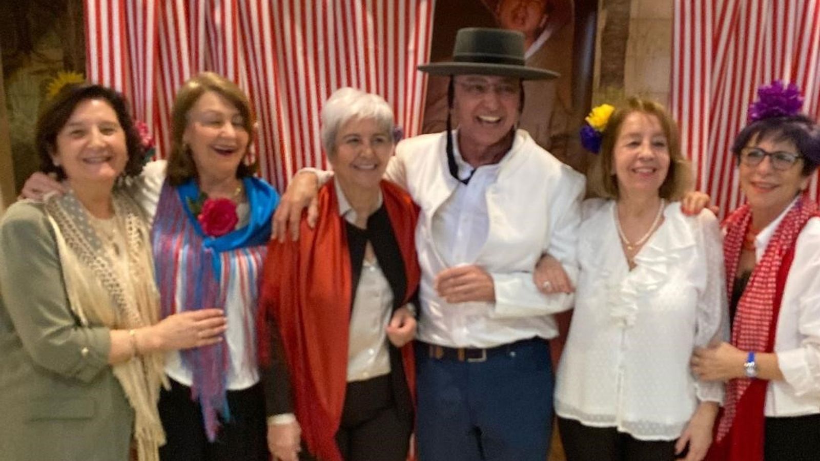 El homenajeado, con Rosa Sordo, Chencha Rochel, Toñi Henry, Doly Fuentes y Maribel González.