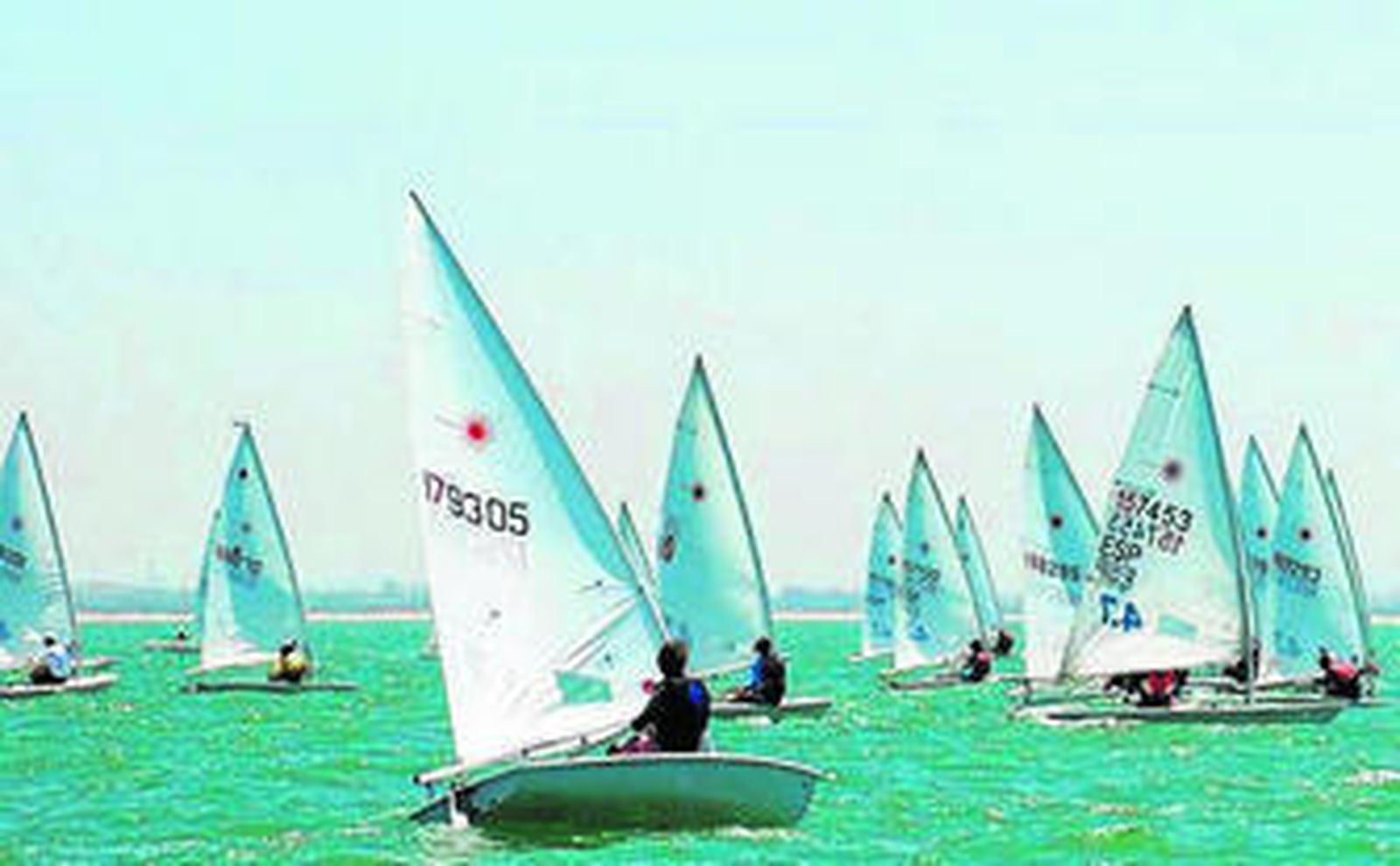 La flota de Láser 4.7 compitió en aguas del Mar Menor.