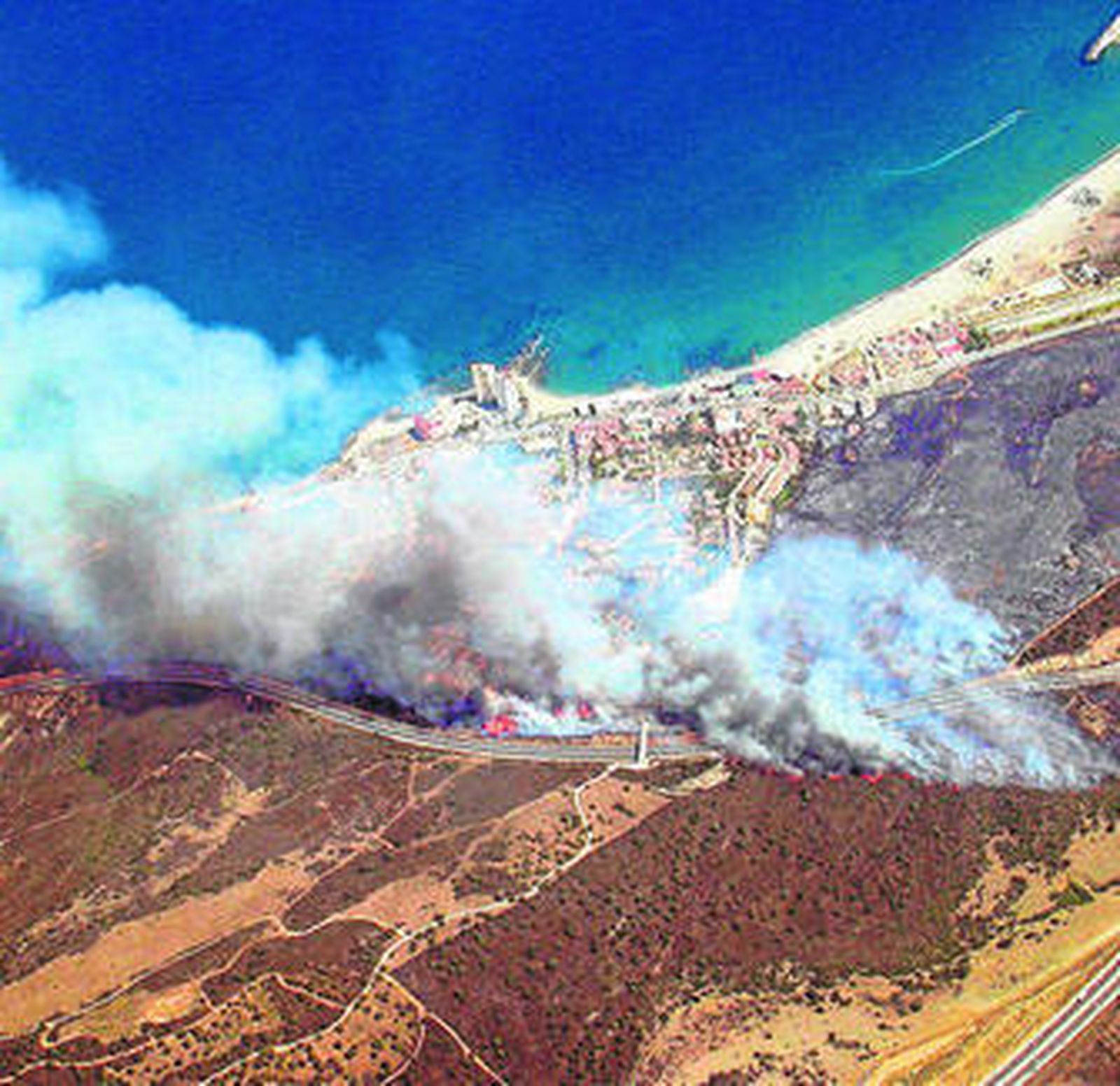 Imagen el incendio de Torreguadiaro tomada desde el avión del Infoca.