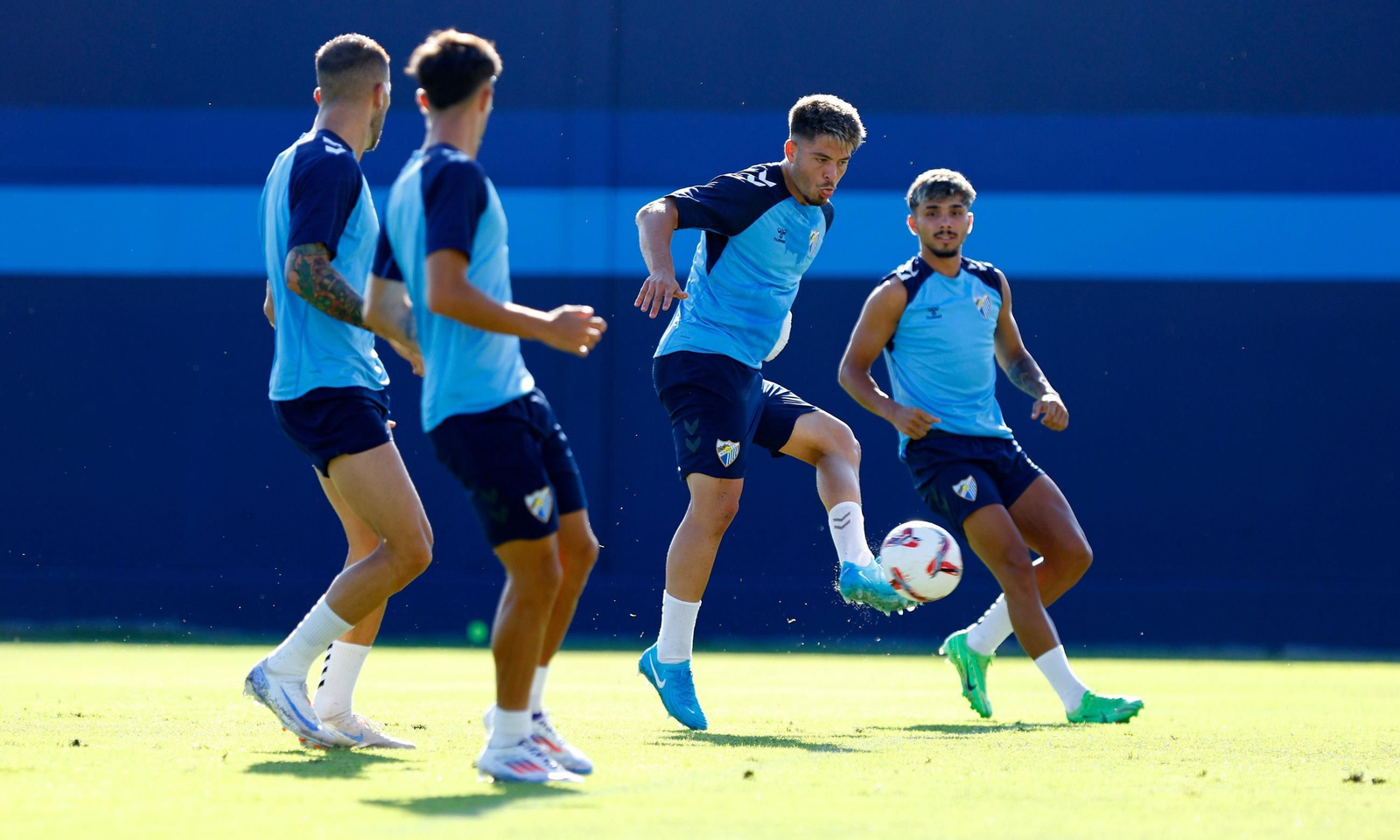 Dani Lorenzo corta un balón durante un entrenamiento