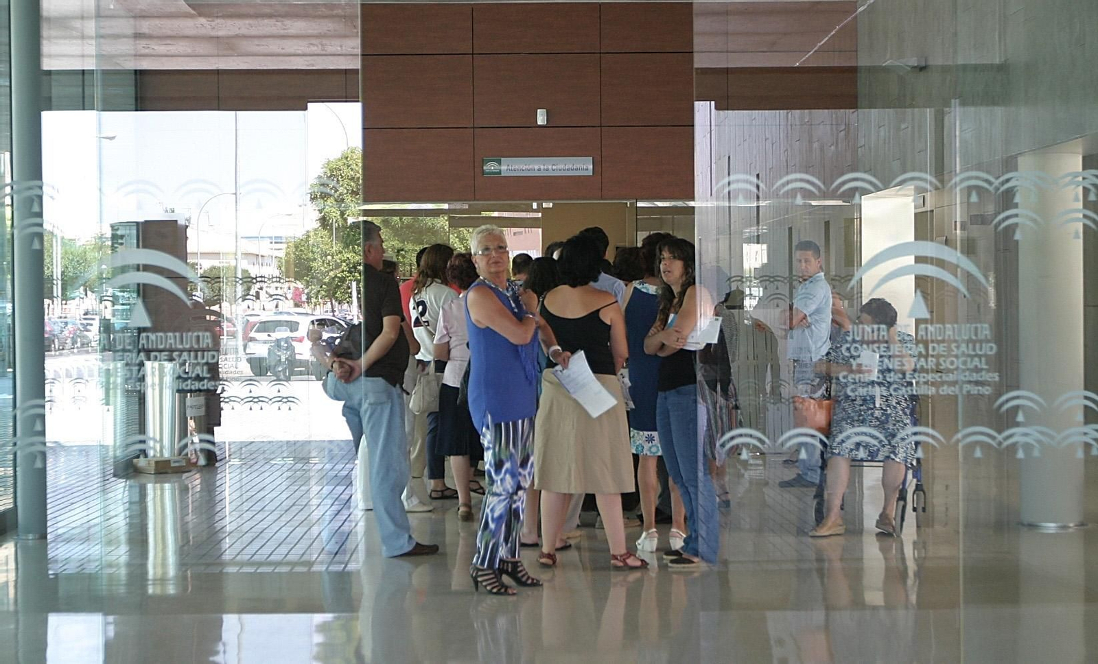 Entrada al centro de salud Carlos Castilla del Pino.