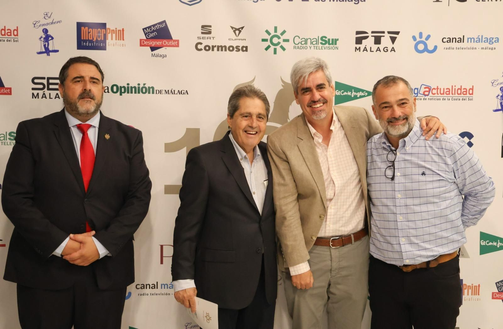 El concierto de David Barrull y la Orquesta Sinfónica de Triana en el Teatro Cervantes, en imágenes