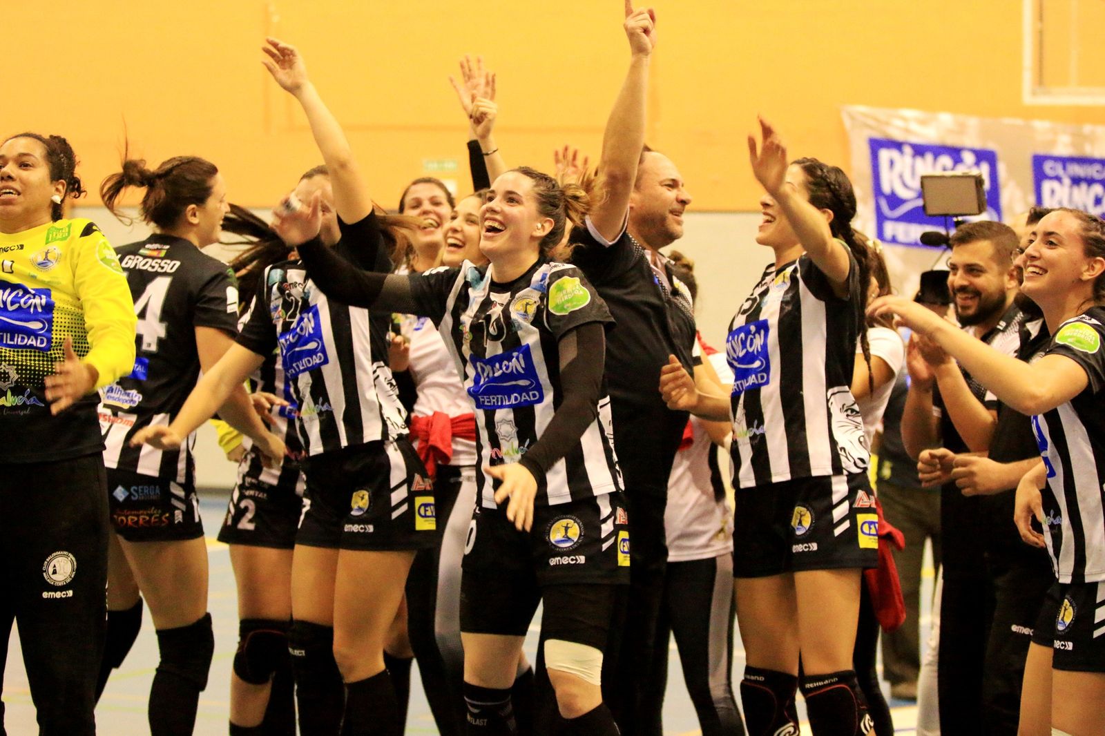 La plantilla celebrando el pase a octavos de final.