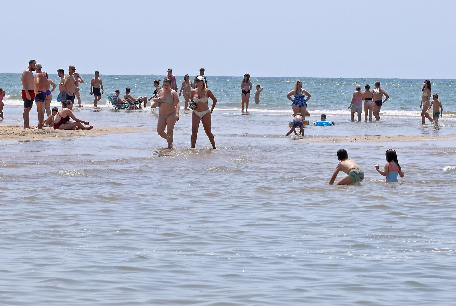 Ambiente en las playas de Huelva en la mañana de domingo