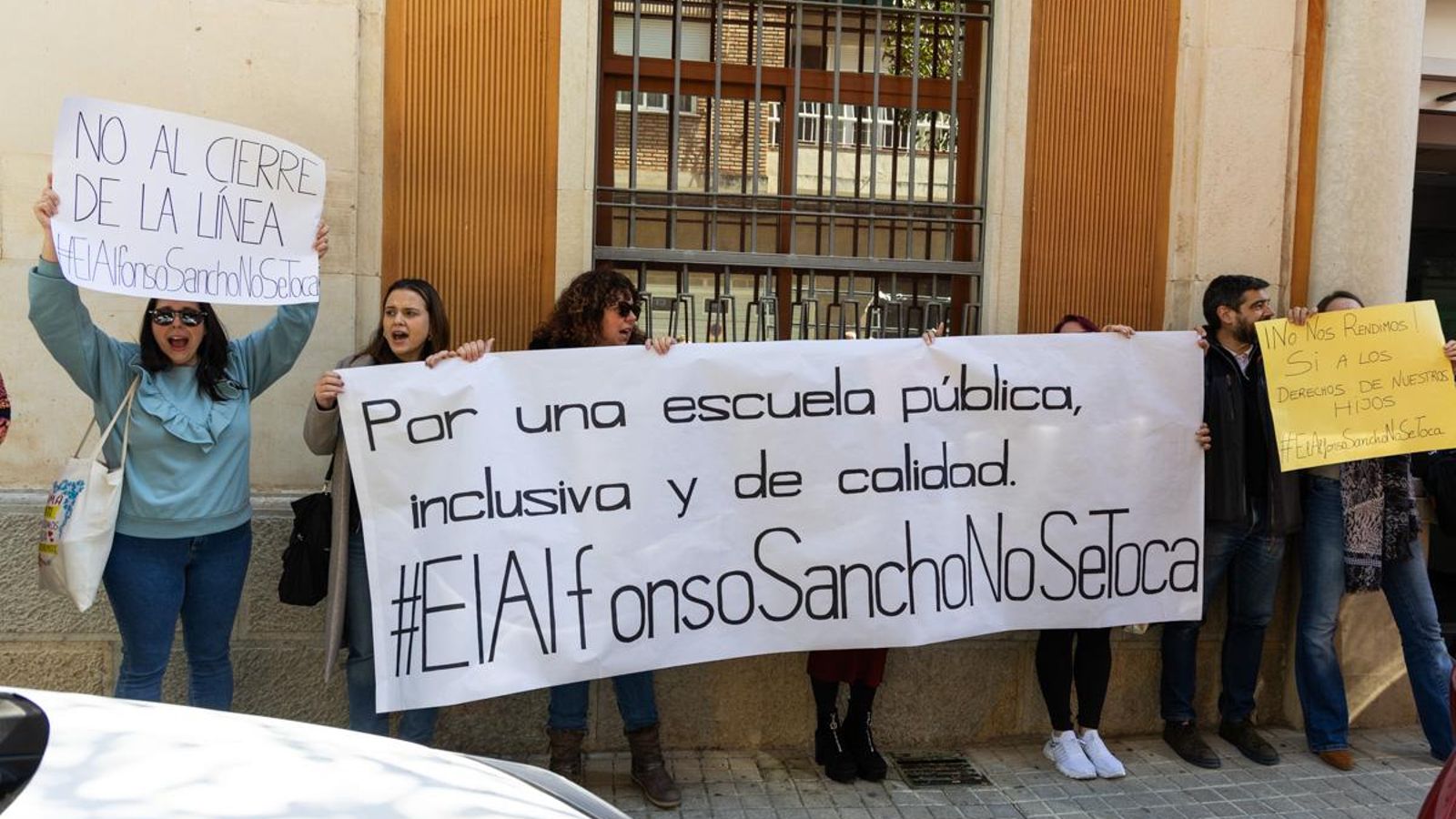 Concentración contra la supresión de una línea educativa en la Escuela de Educación Infantil Alfonso Sancho