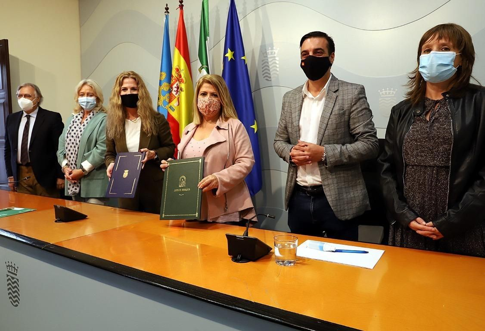 Ana Mestre, junto a Mamen Sánchez en la presentación de la firma de la cesión de terrenos para el Museo del Flamenco.