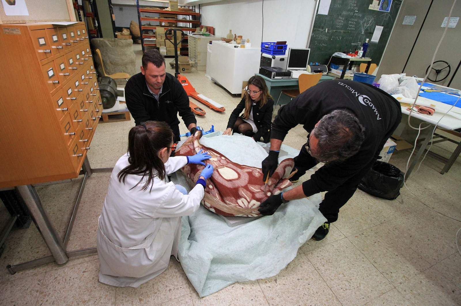 Imágenes de la llegada al museo de Huelva de la estela de cerca de 5.000 años de antigüedad hallada en Cañaveral de León