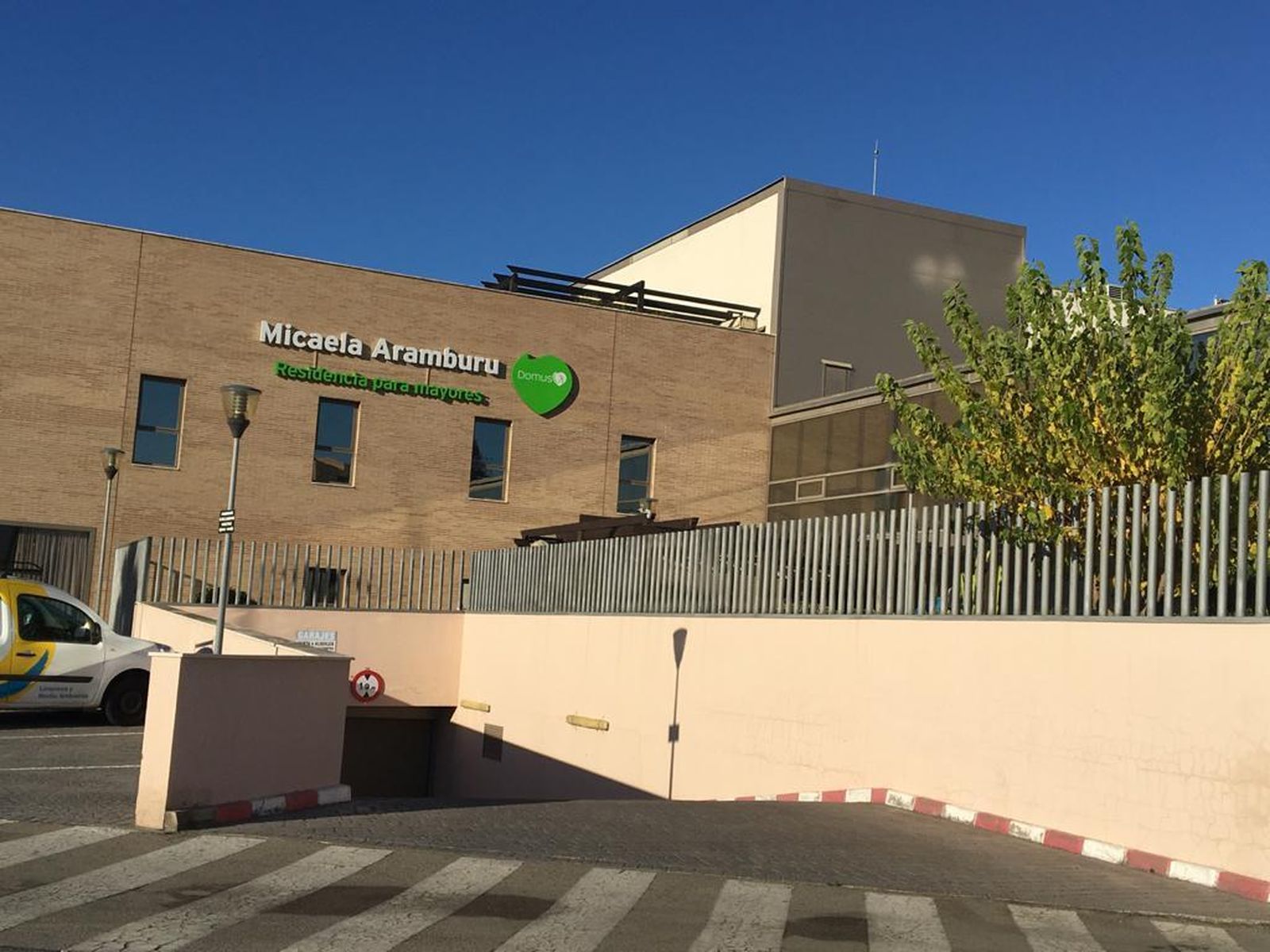 Fachada de la residencia de mayores Micaela Aramburu.
