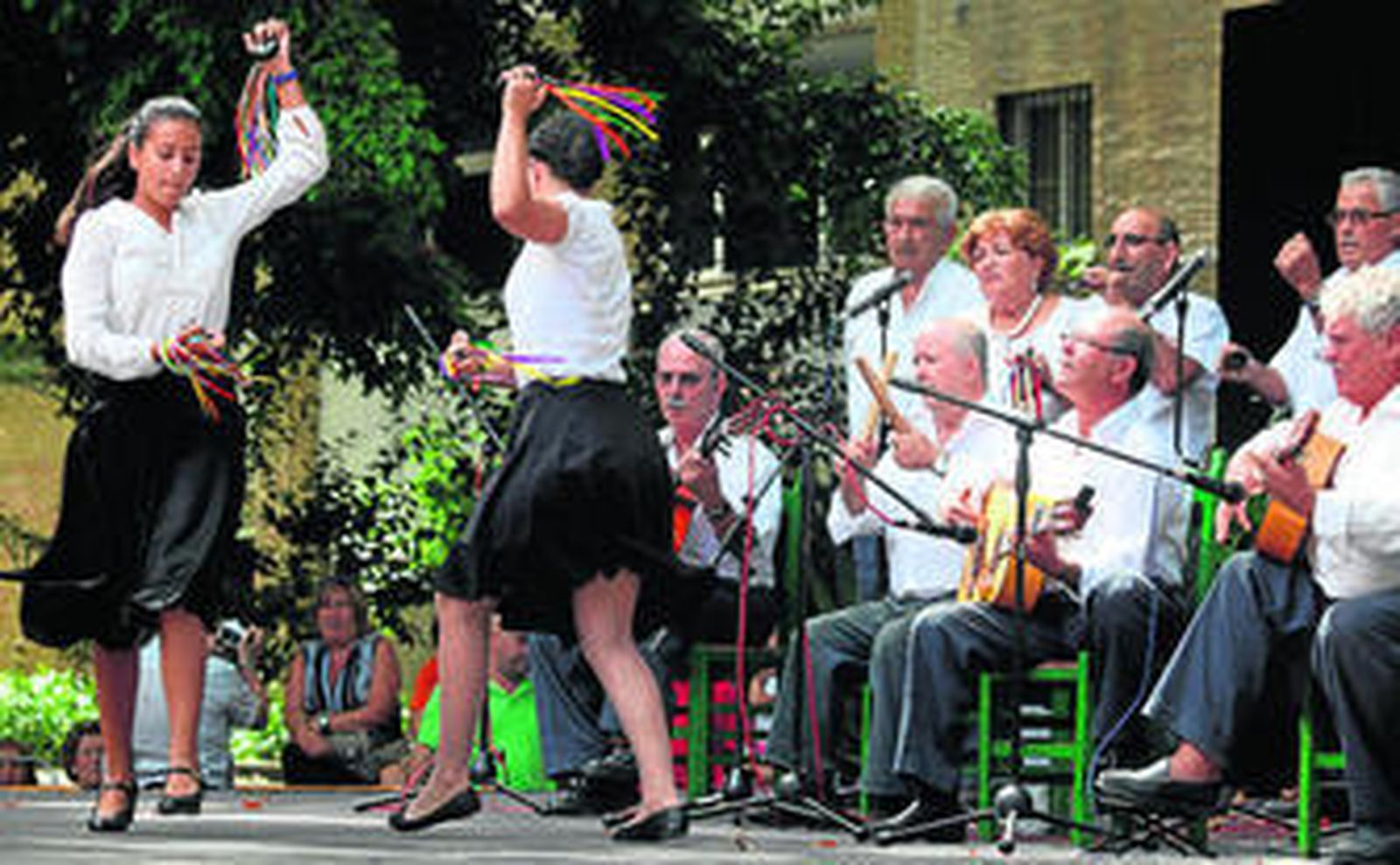 Una de las actuaciones del festival de fandangos comarcales, celebrado ayer a mediodía en el parque María Cristina de Algeciras.