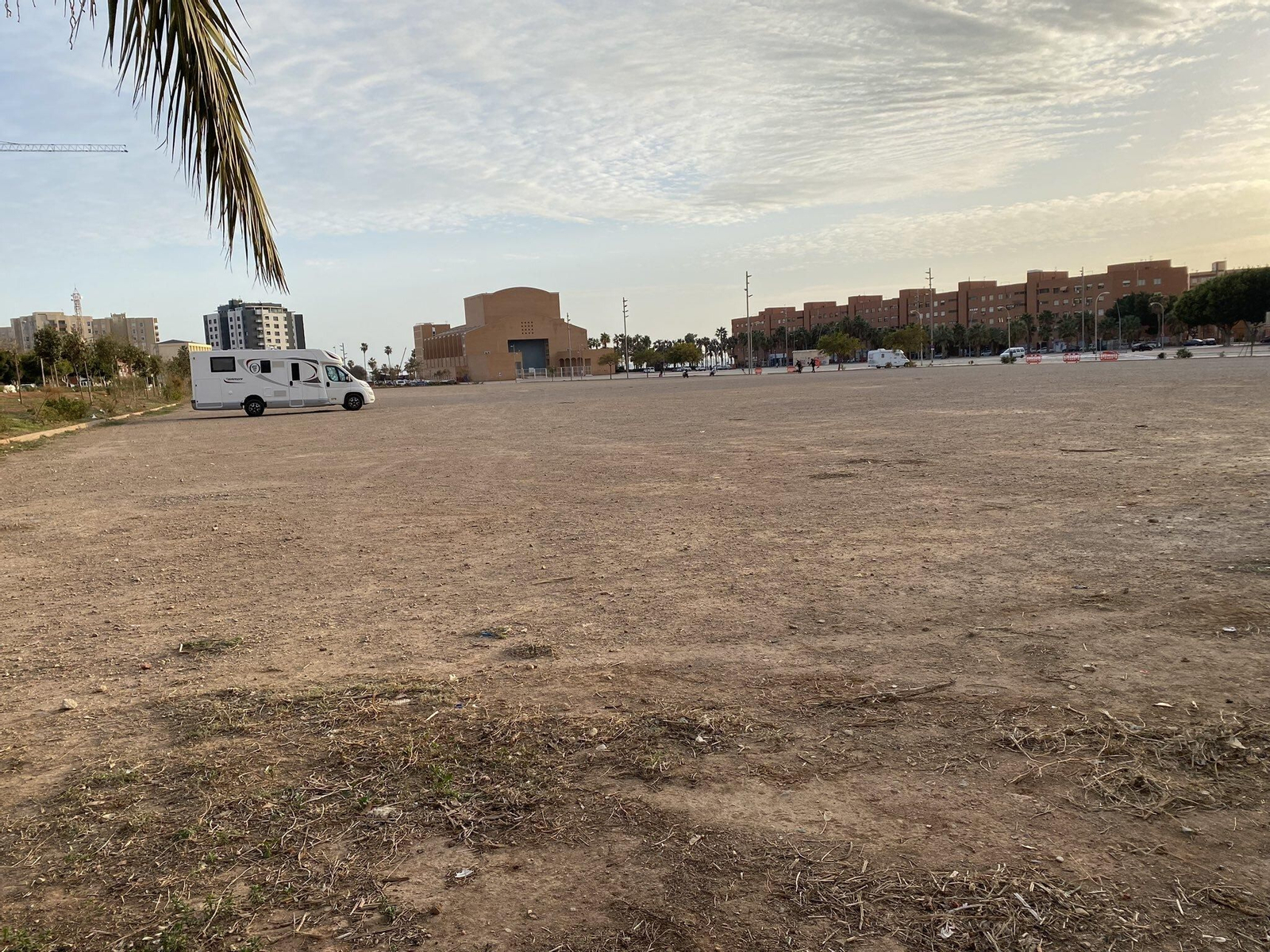 Los terrenos junto al Auditorio Municipal amanecían hoy prácticamente sin caravanas
