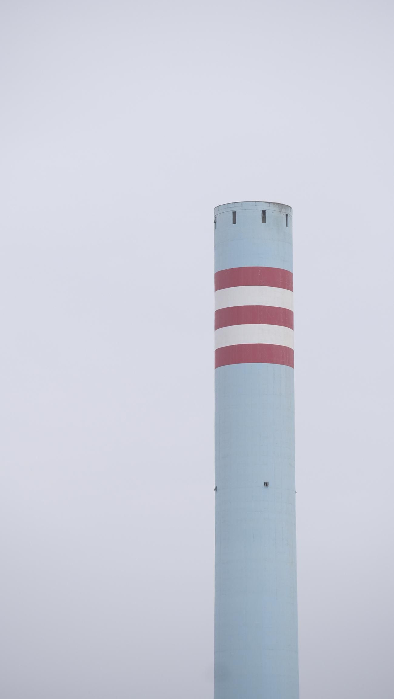 El derribo de la Torre Litoral de Endesa en Carboneras, en imágenes