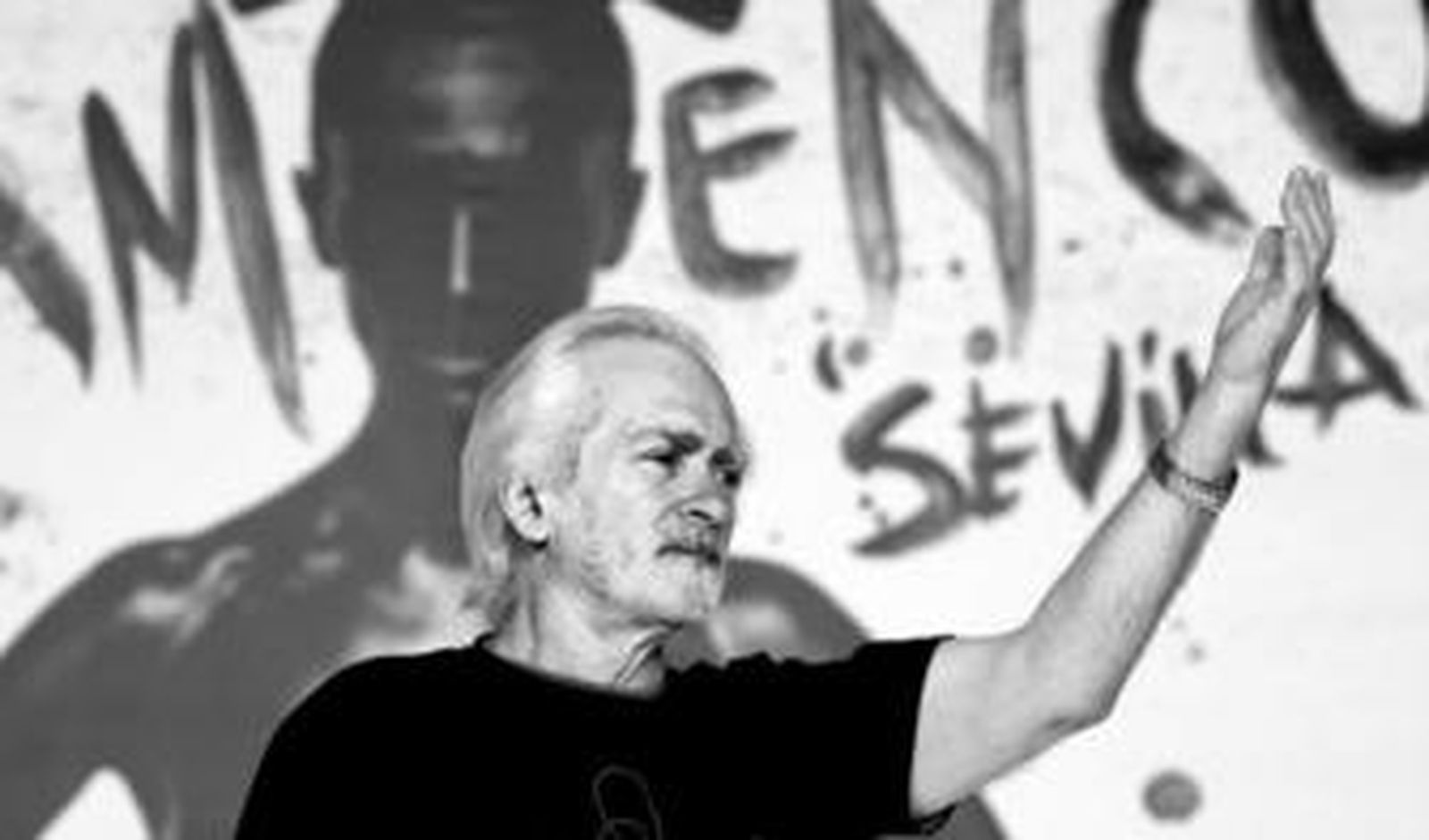 El maestro Manolo Sanlúcar acude a la Bienal como una leyenda del flamenco.