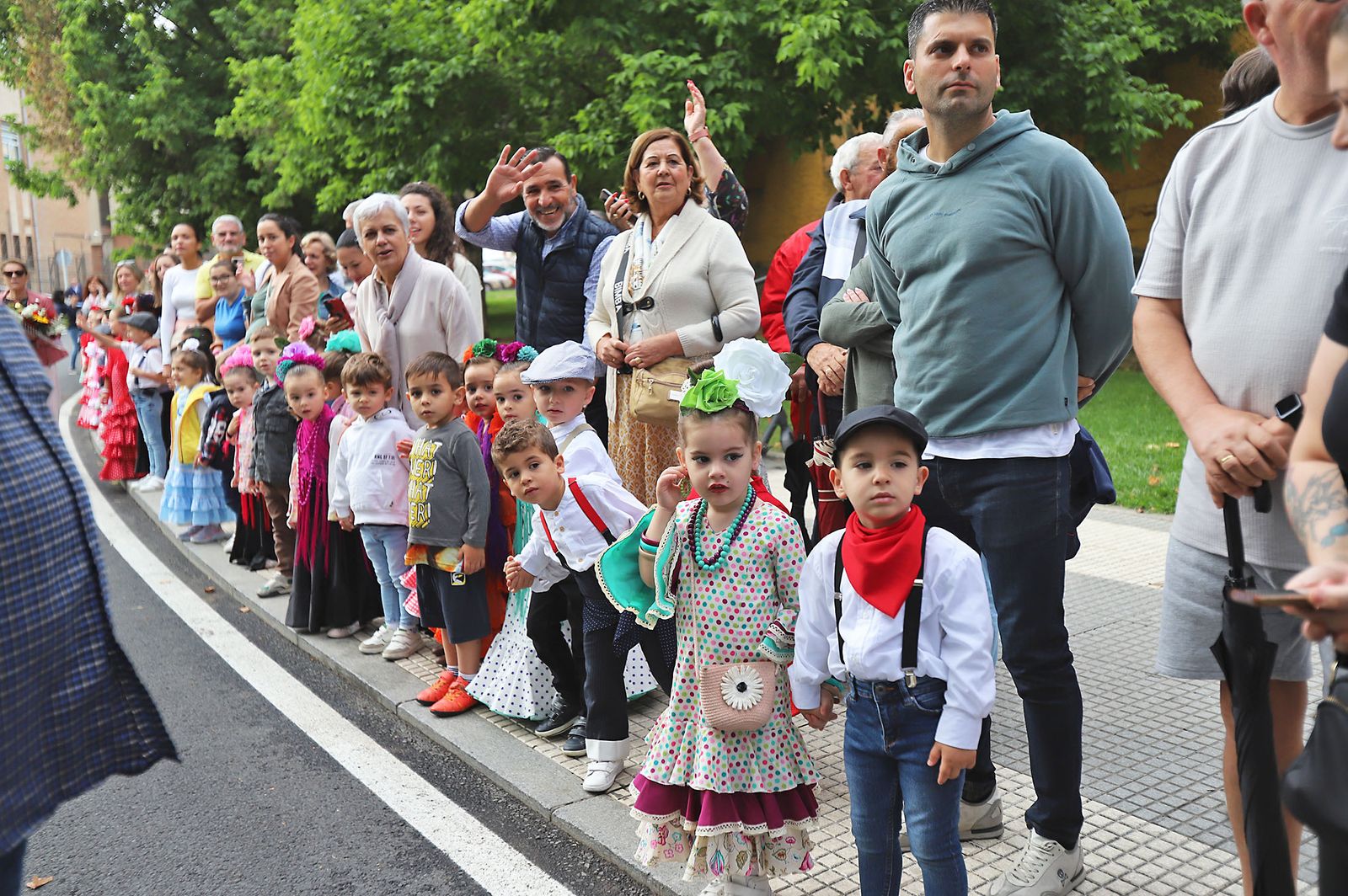 El Rocío 2023: Imágenes de la Hermandad de Emigrantes en su salida de Huelva
